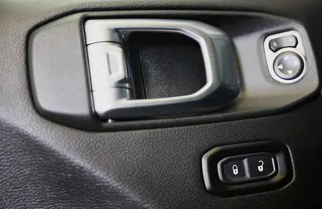 Jeep Wrangler view 26