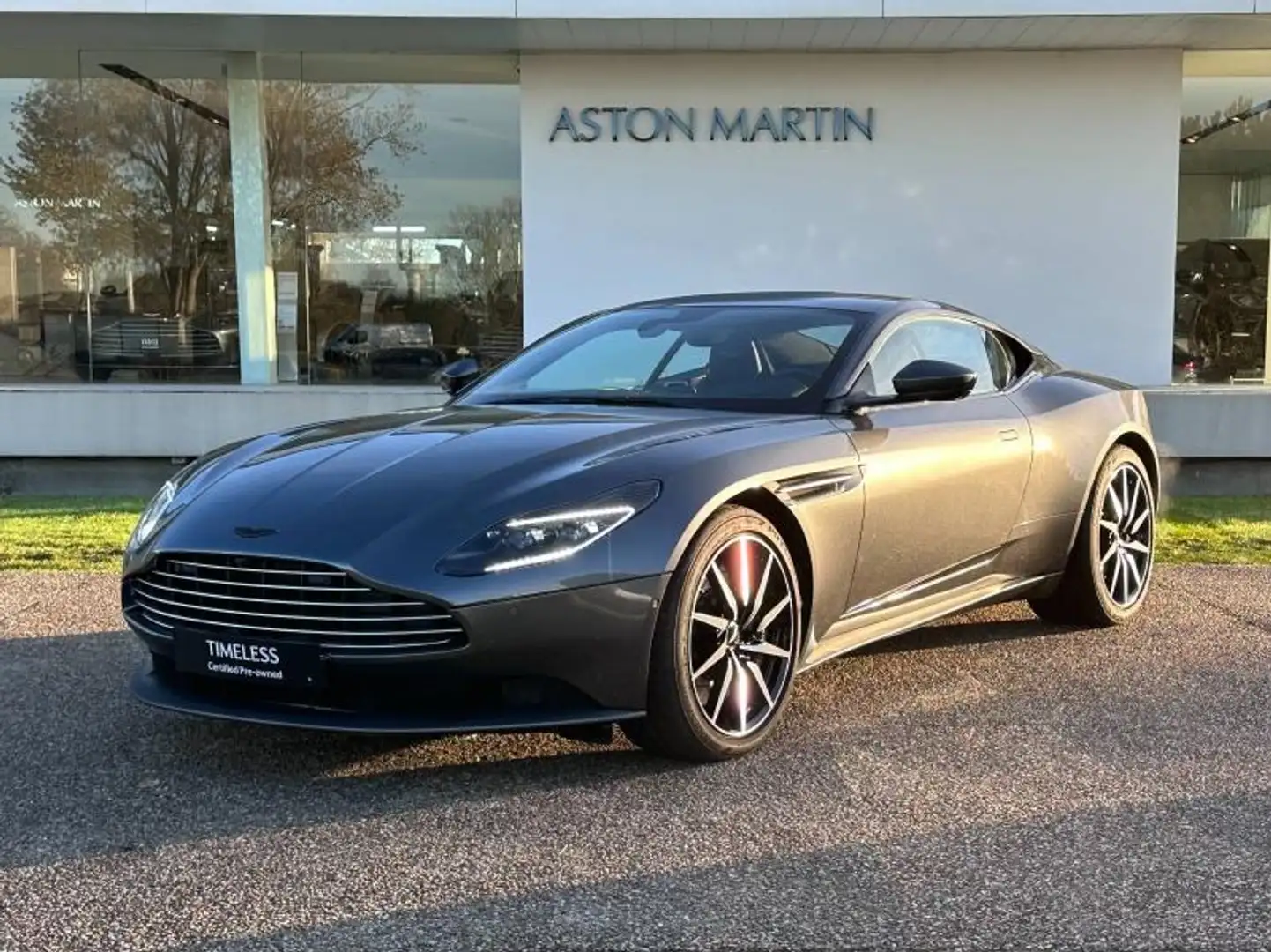 Aston Martin DB11 V8 4.0 510ch BVA8 Silber - 1
