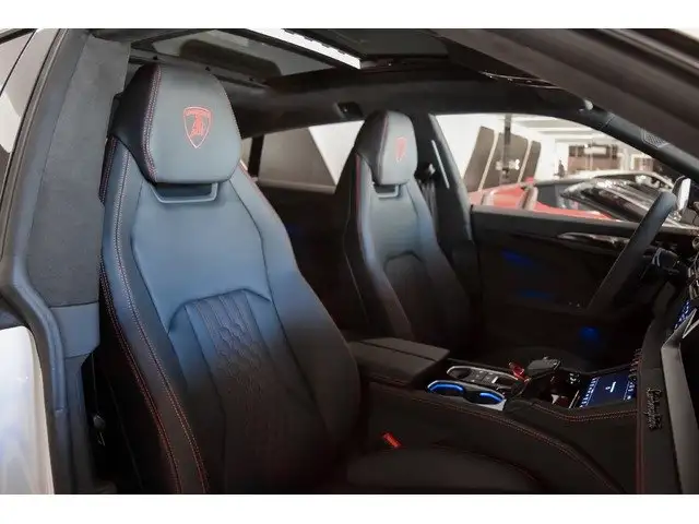 Lamborghini Urus view 8
