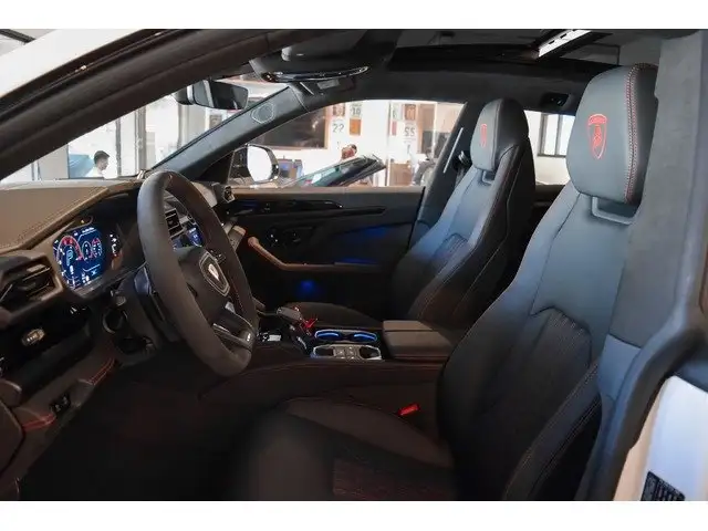 Lamborghini Urus view 5