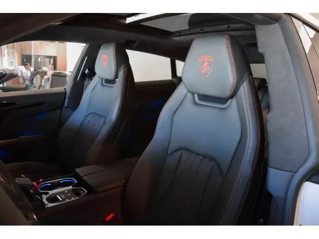 Lamborghini Urus view 7