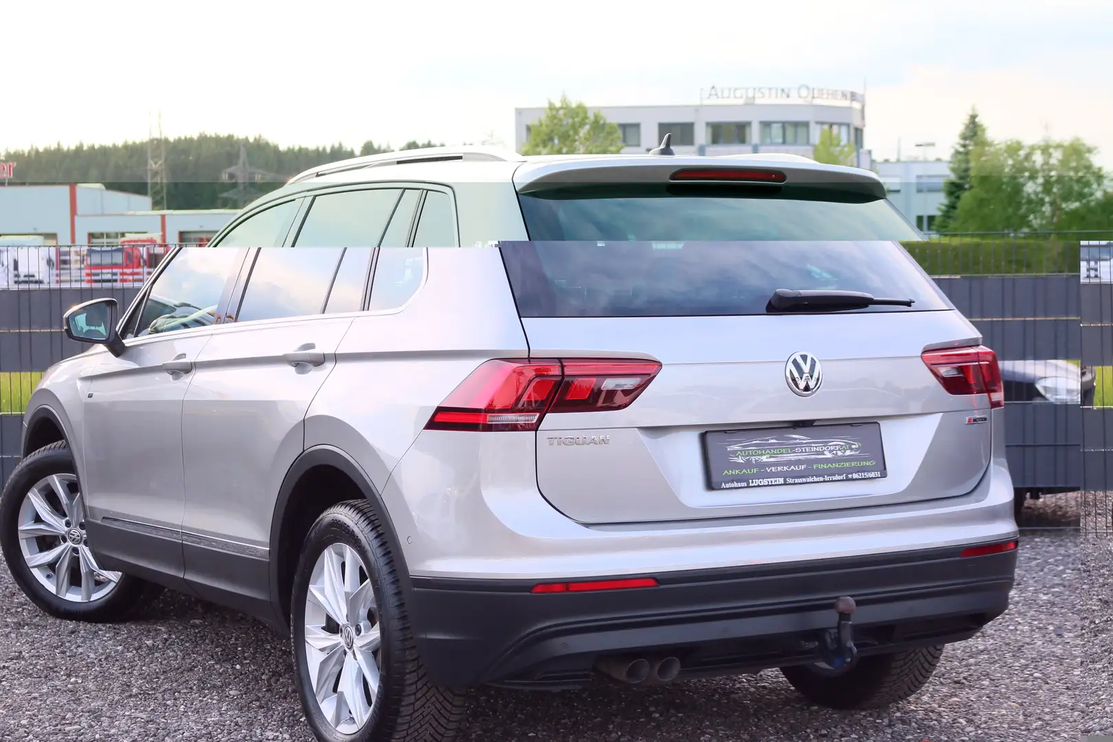 Volkswagen Tiguan 4Motion*AHK**Standheizung*Panoramadach*Matrix Lich Grau - 2