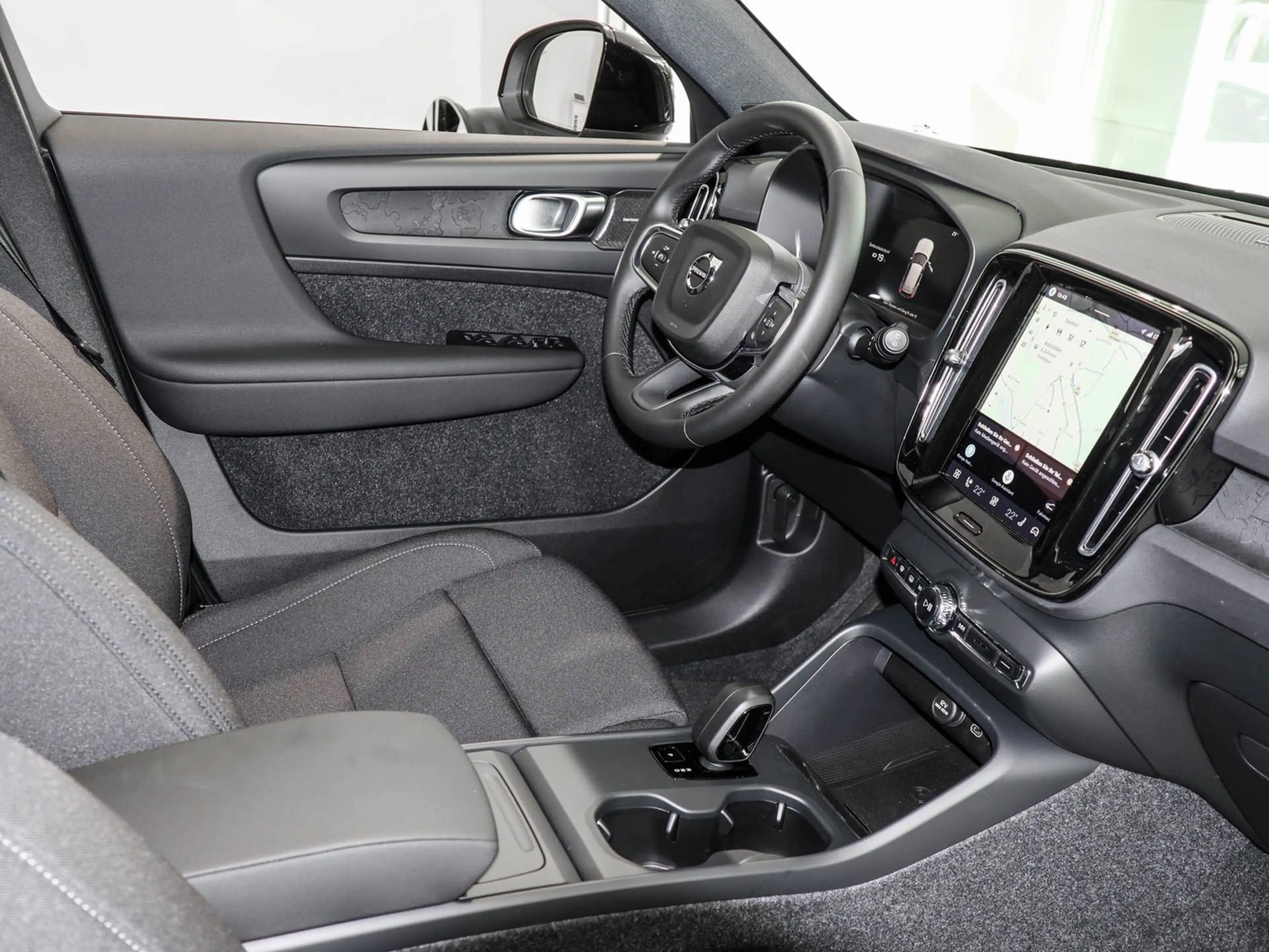 Volvo EX40 Single Motor Extended Range Plus Dark — photo 3