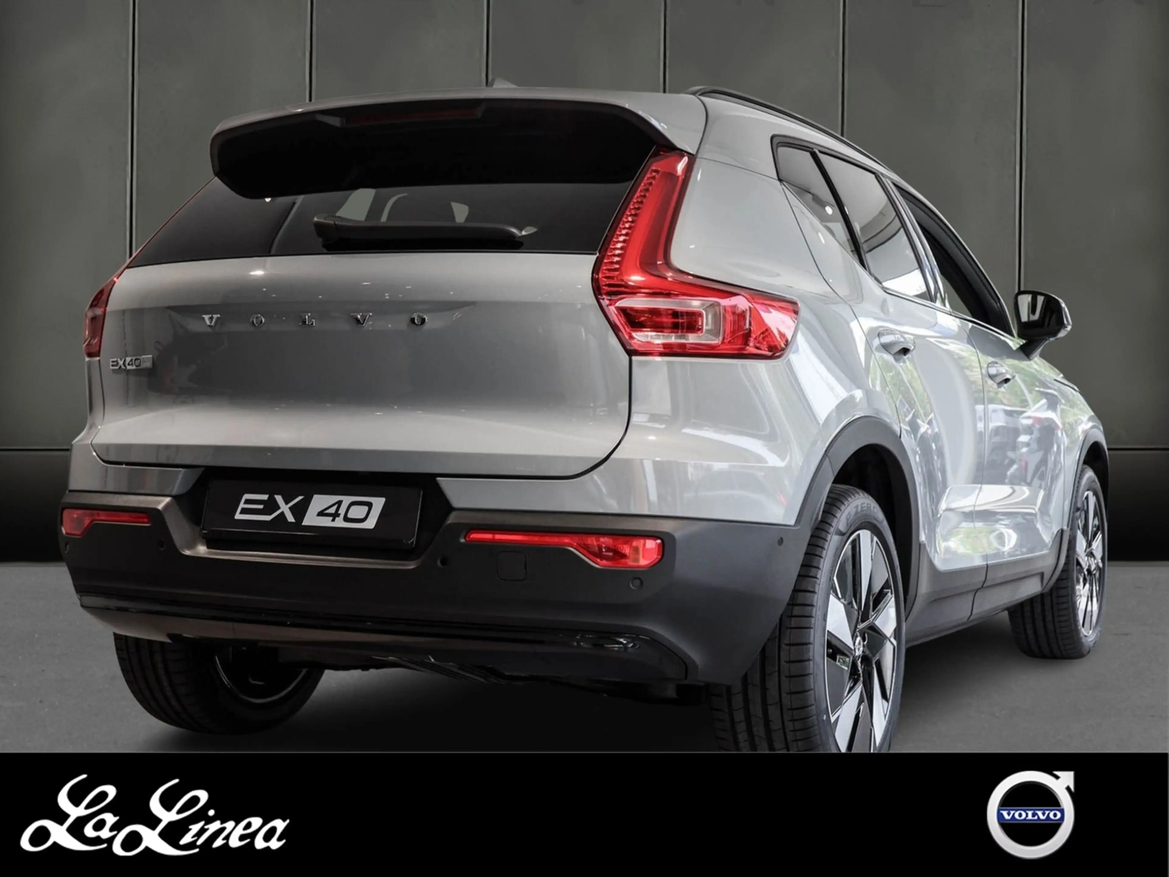 Volvo EX40 Single Motor Extended Range Plus Dark — photo 2