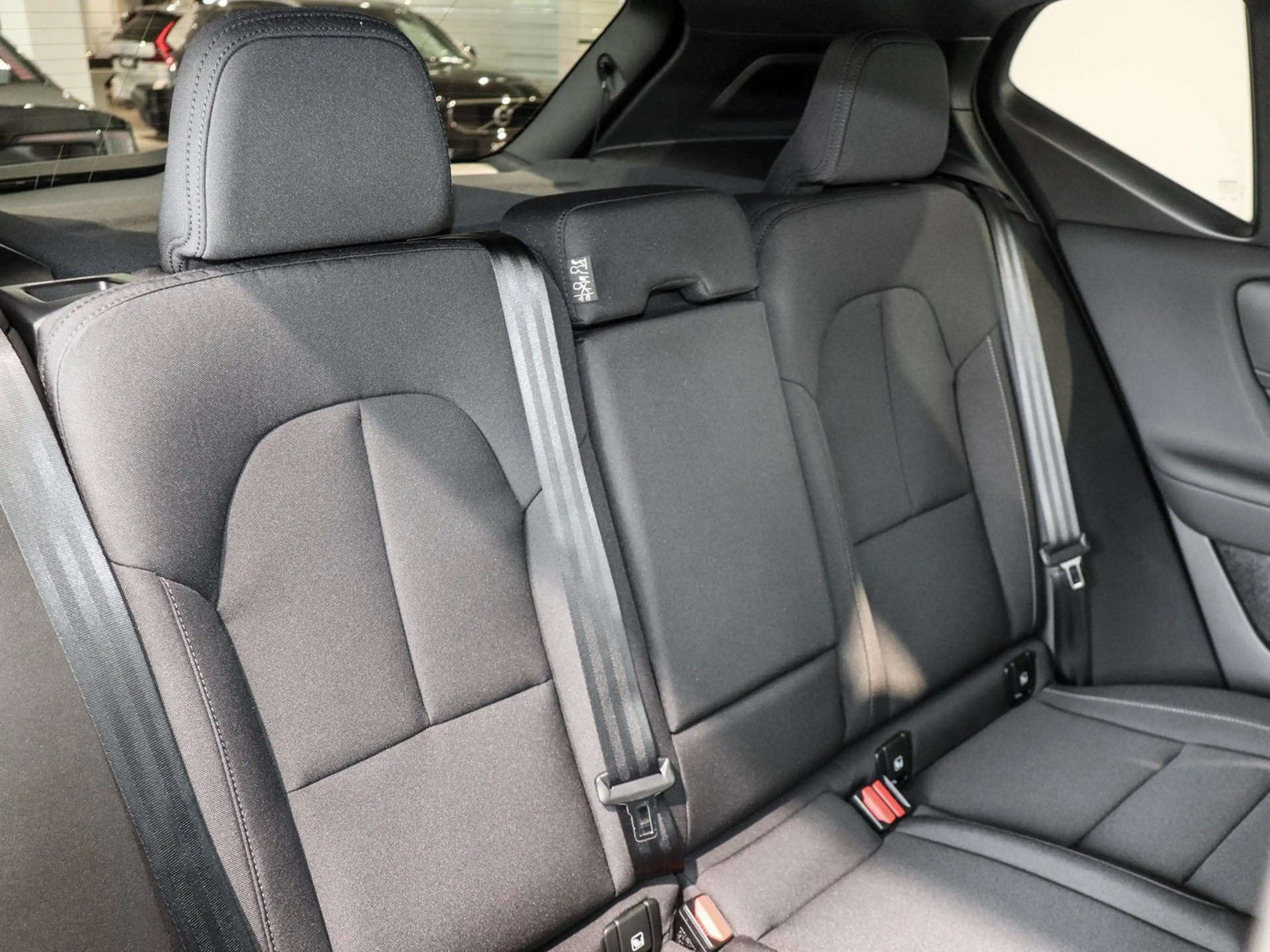 Volvo EX40 Single Motor Extended Range Plus Dark — photo 4
