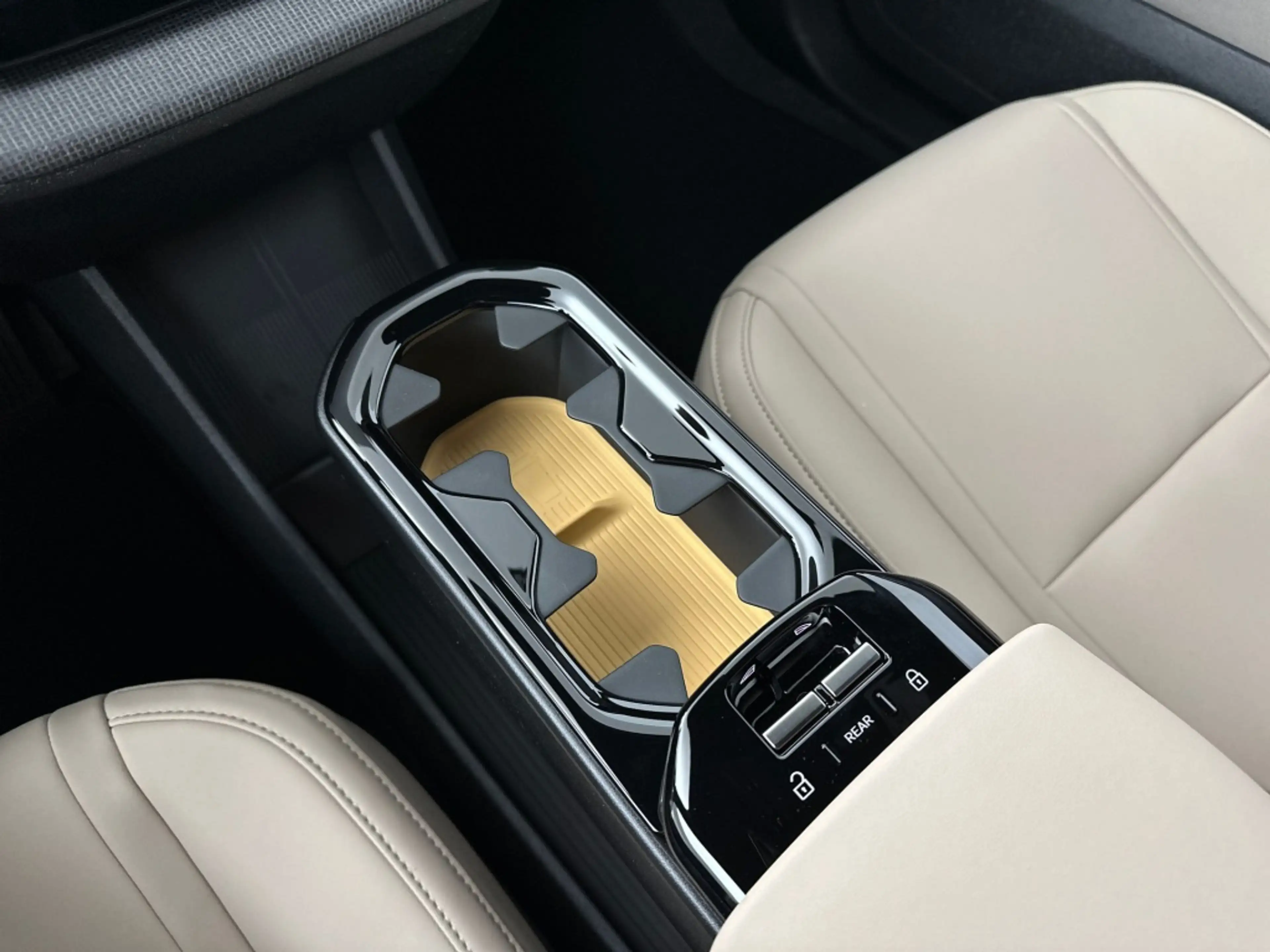 Volvo EX30 P3 Long Range Plus Europa — photo 11