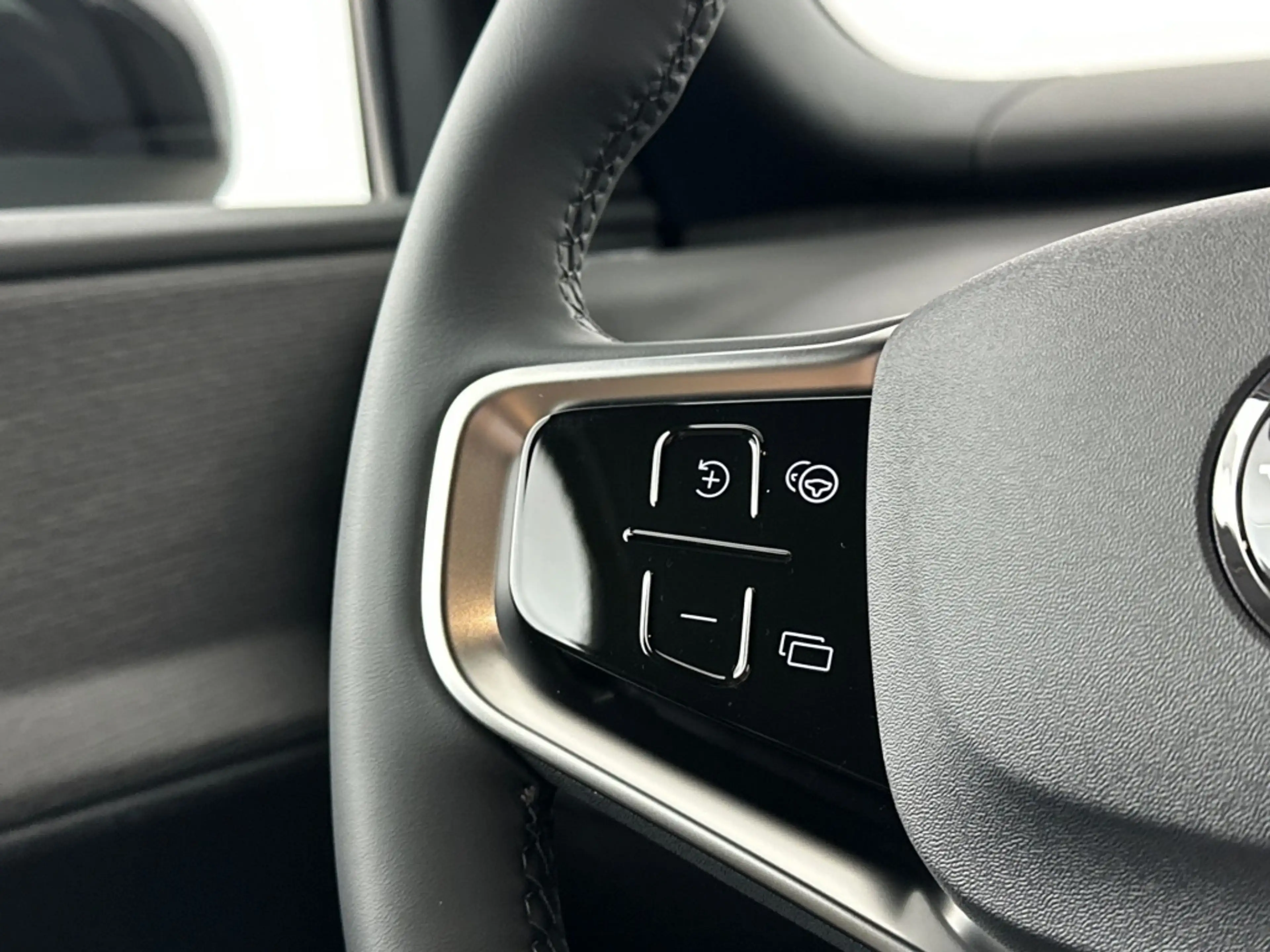 Volvo EX30 P3 Long Range Plus Europa — photo 14