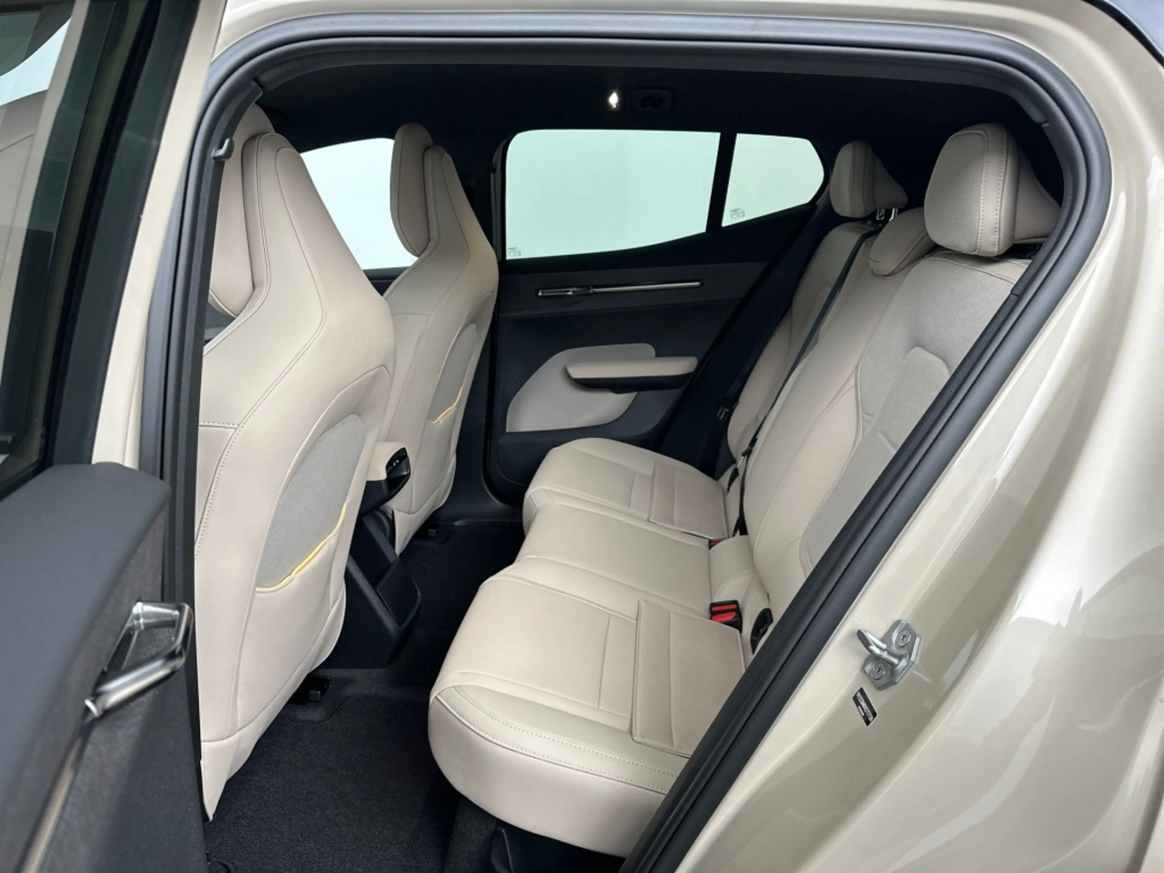 Volvo EX30 P3 Long Range Plus Europa — photo 28
