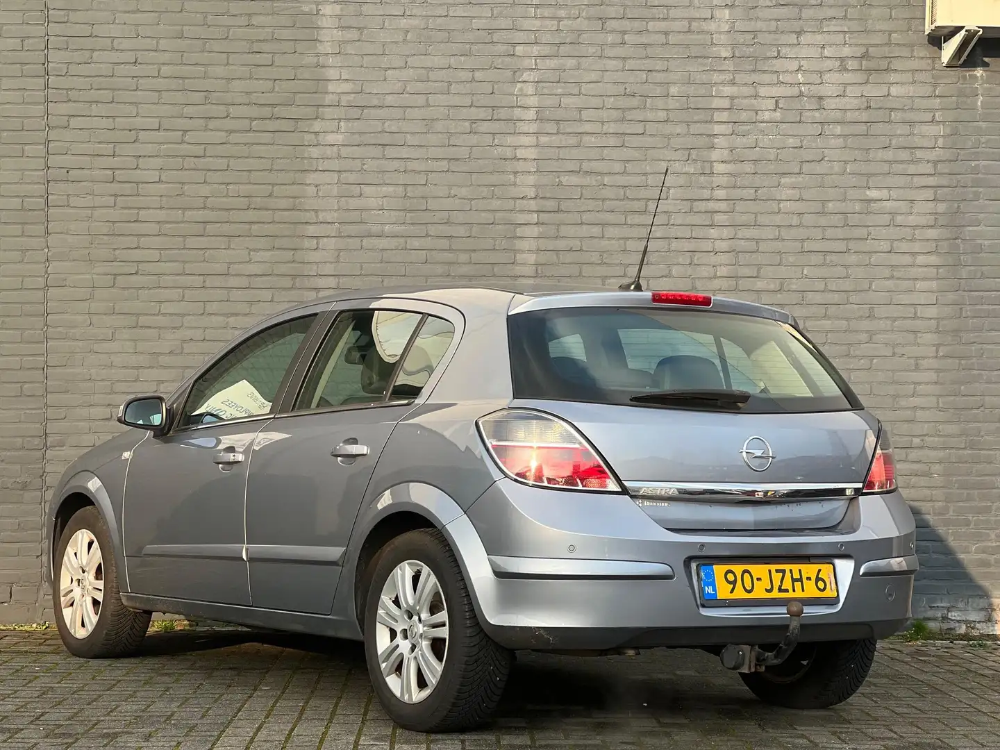 Opel Astra 1.6 Cosmo Leder Navi Goed onderhouden! Grau - 2
