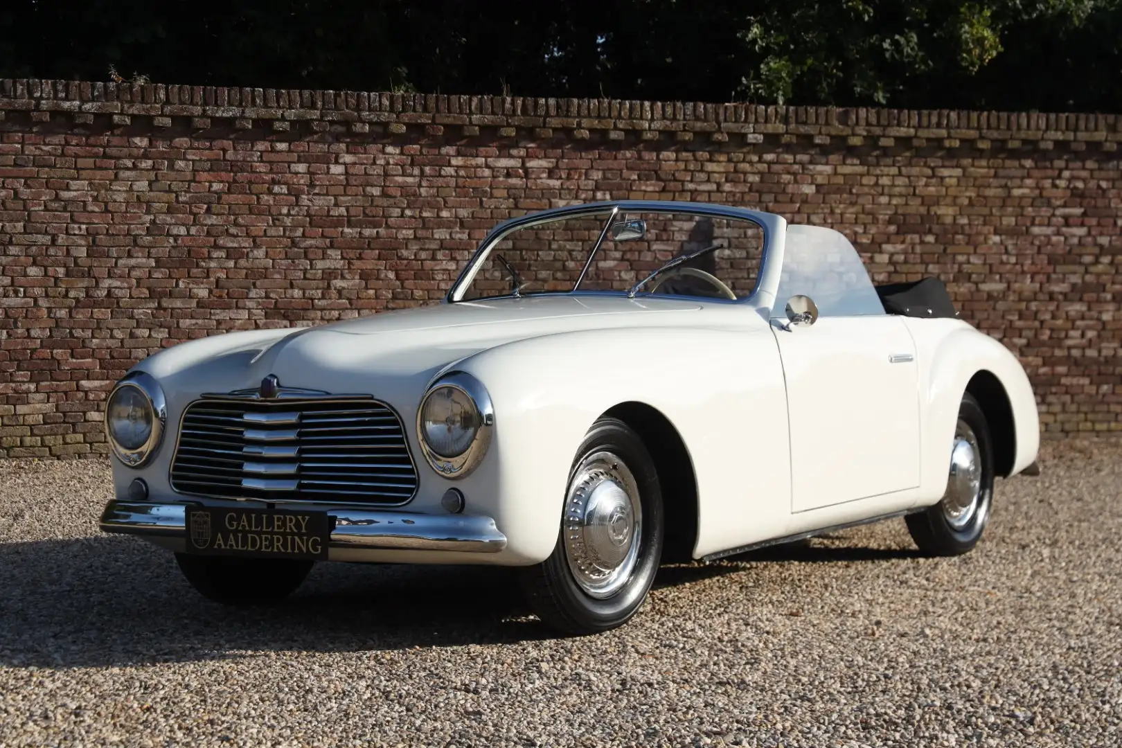 Oldtimer Simca 8 Sport Cabriolet An extensive restoration of the - 1