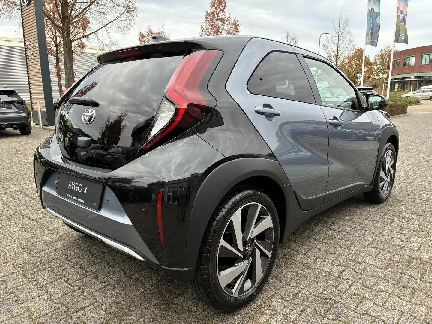 Toyota Aygo X ENVY NIEUW & DIRECT LEVERBAAR!!! APPLE/ANDROID PAR Grijs - 2
