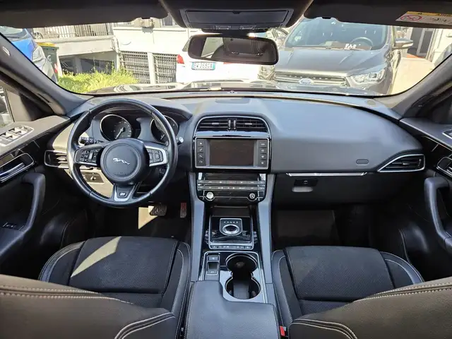 Jaguar F-Pace view 9