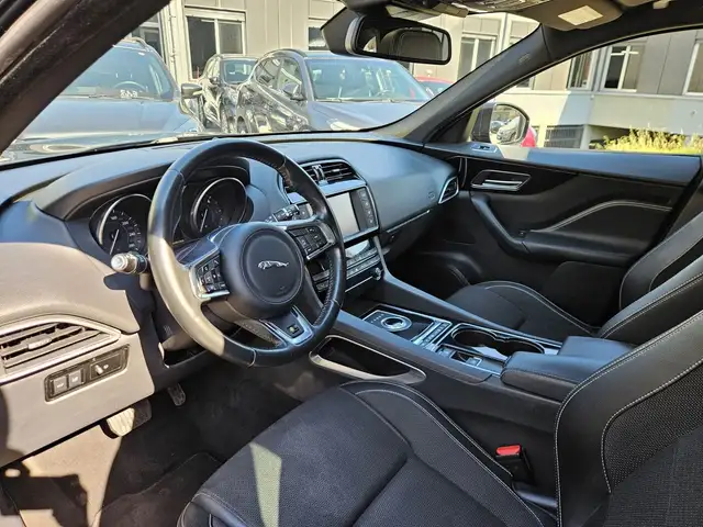 Jaguar F-Pace view 7