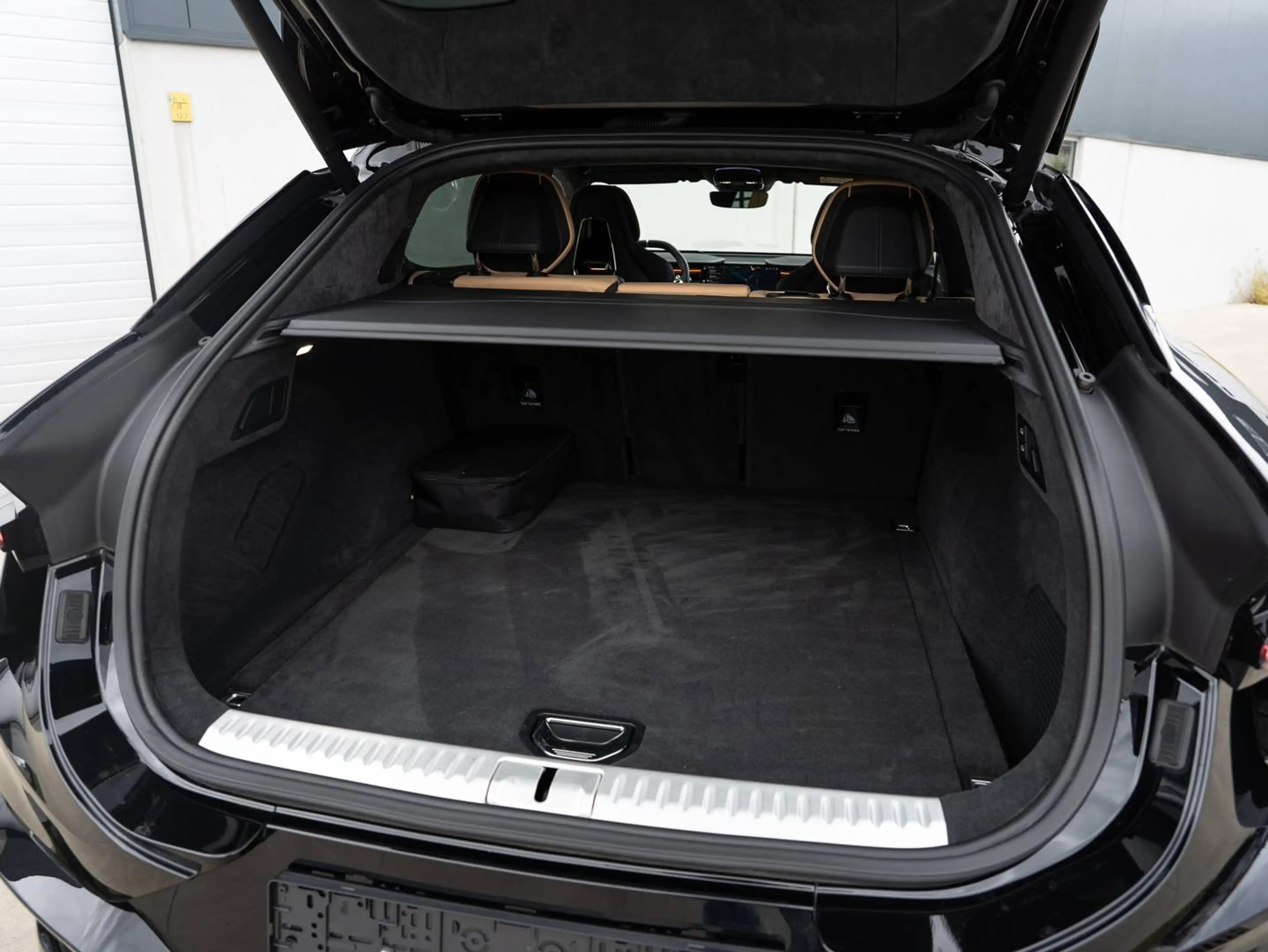 Lotus Eletre 109 kWh l S l Massage l Pano l Ventilated l KEF l Head-Up l Gold l Carbon — photo 14