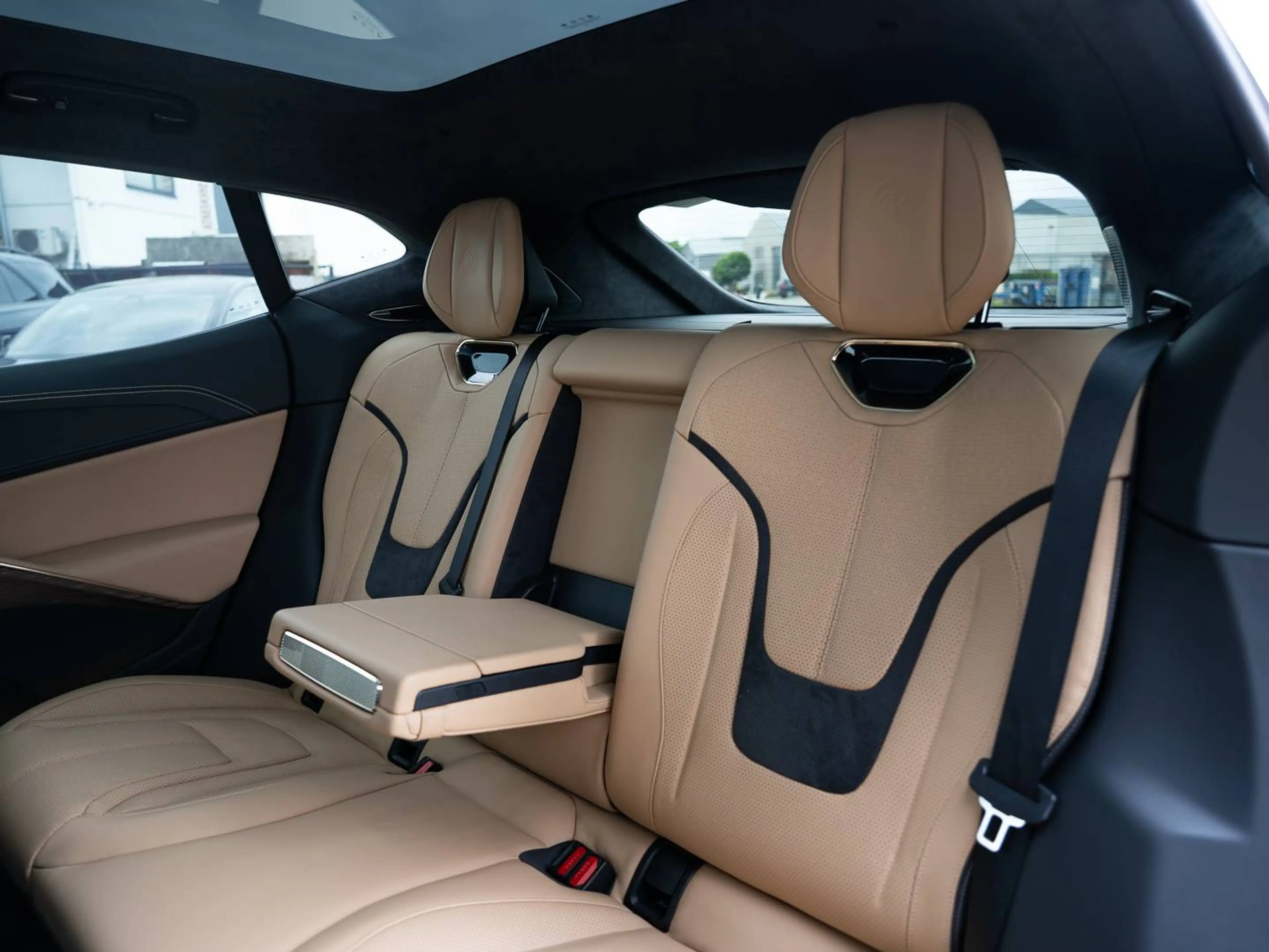 Lotus Eletre 109 kWh l S l Massage l Pano l Ventilated l KEF l Head-Up l Gold l Carbon — photo 15