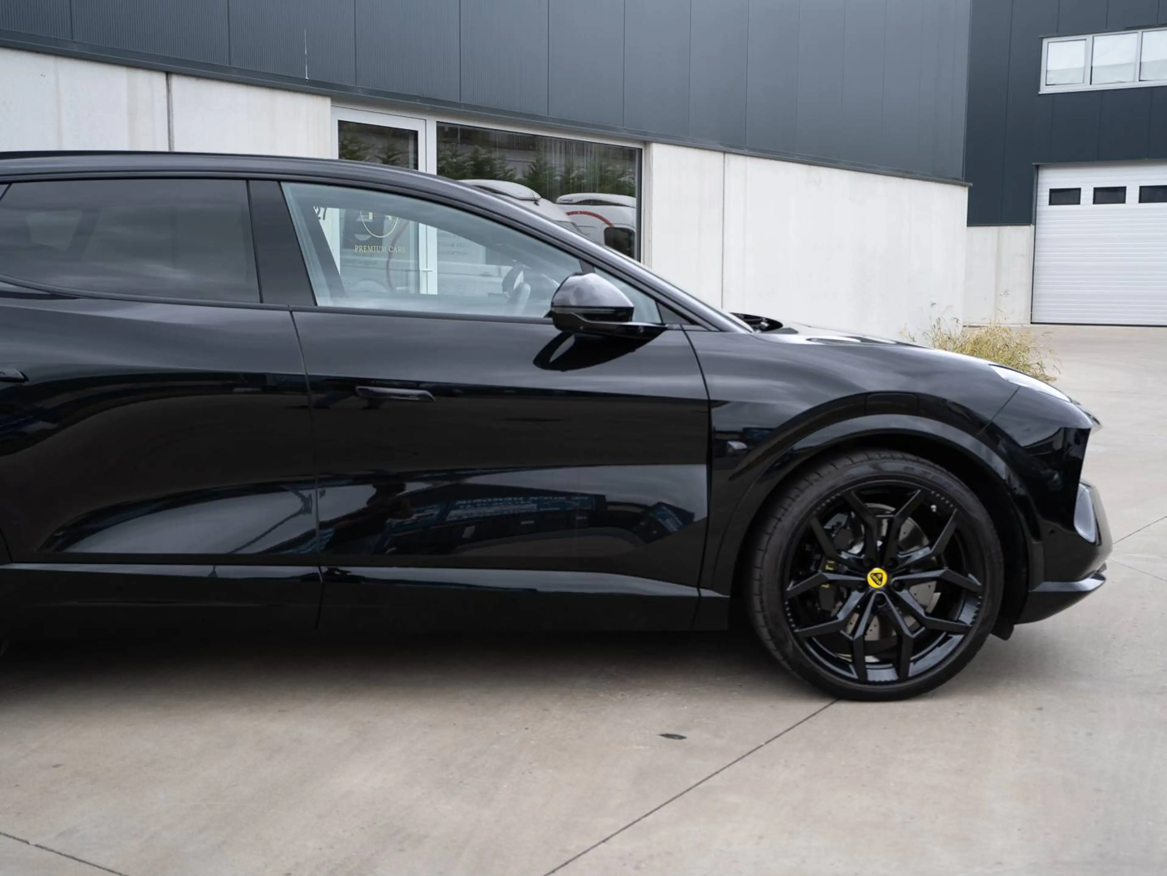 Lotus Eletre 109 kWh l S l Massage l Pano l Ventilated l KEF l Head-Up l Gold l Carbon — photo 9