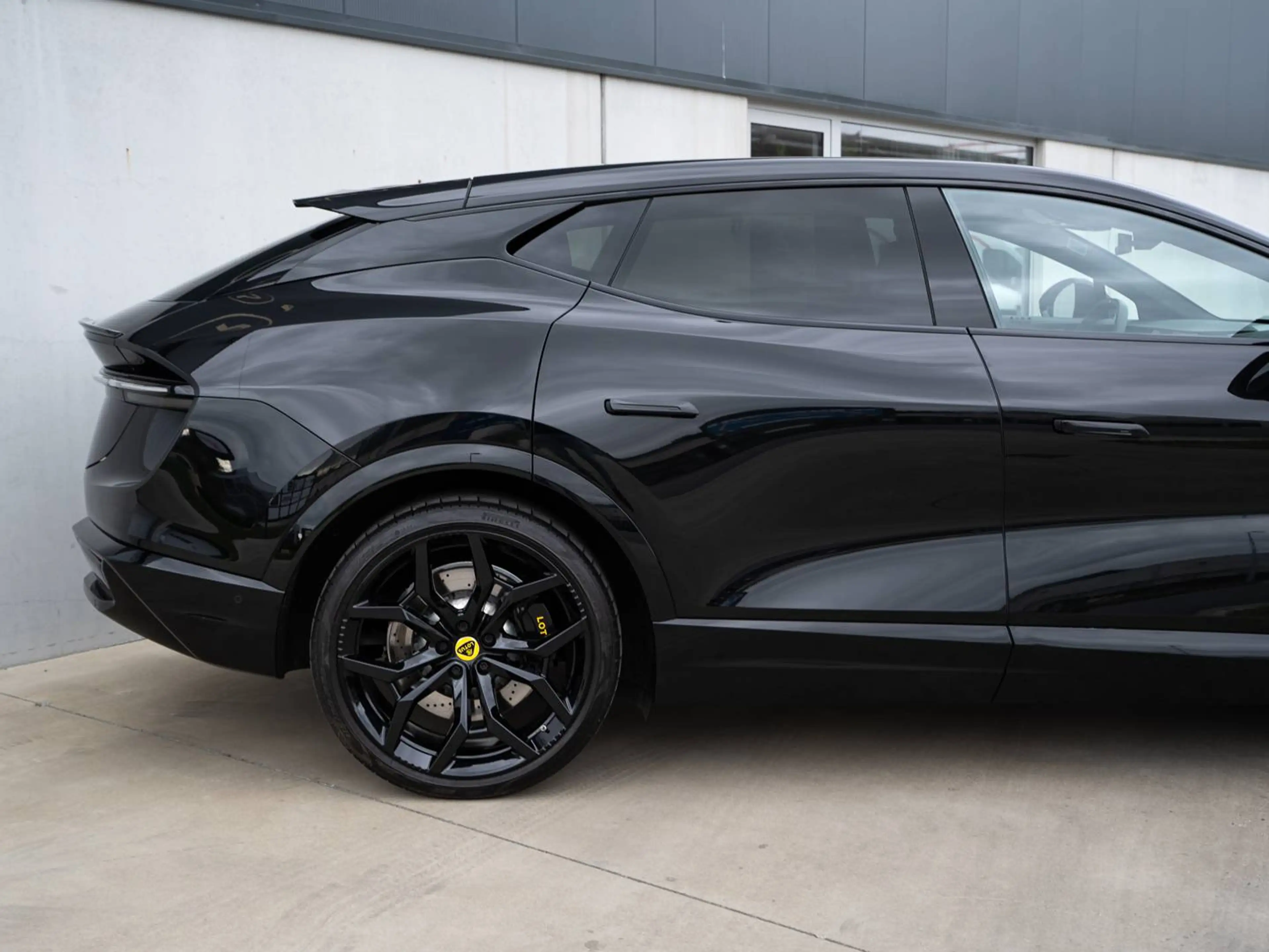 Lotus Eletre 109 kWh l S l Massage l Pano l Ventilated l KEF l Head-Up l Gold l Carbon — photo 10