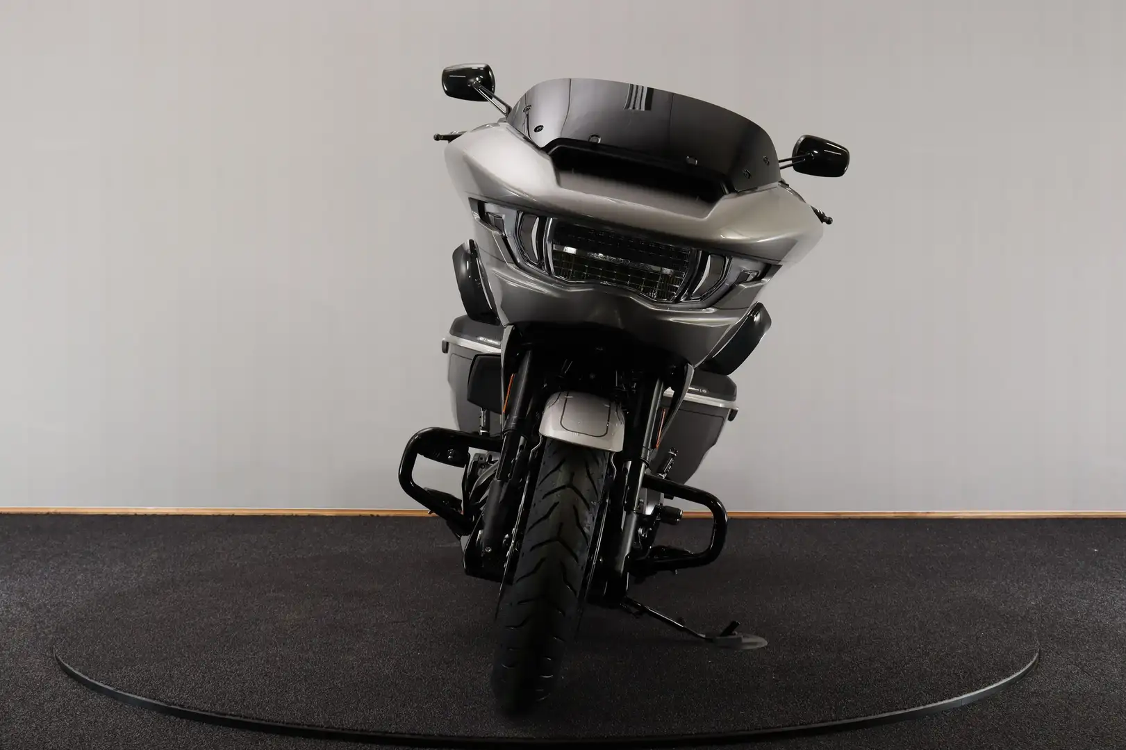 Harley-Davidson Road Glide FLTRXSE CVO Custom Color Platinum Černá - 2