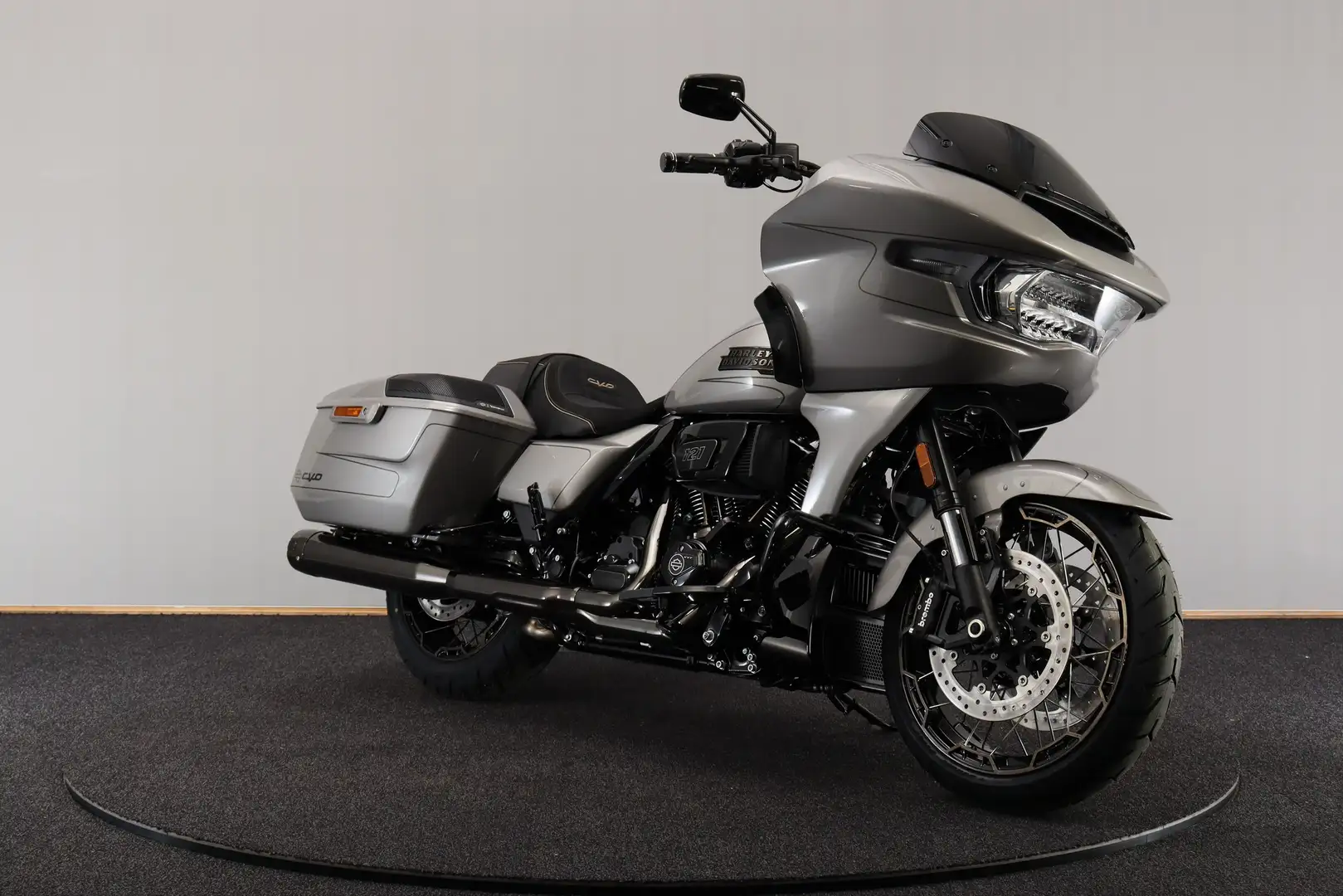 Harley-Davidson Road Glide FLTRXSE CVO Custom Color Platinum Černá - 1