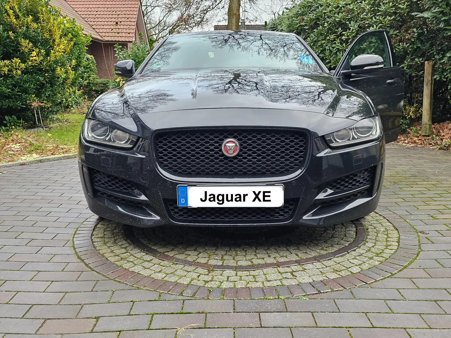 Jaguar XE XE+20d+Aut.+R-Sport Schwarz - 1