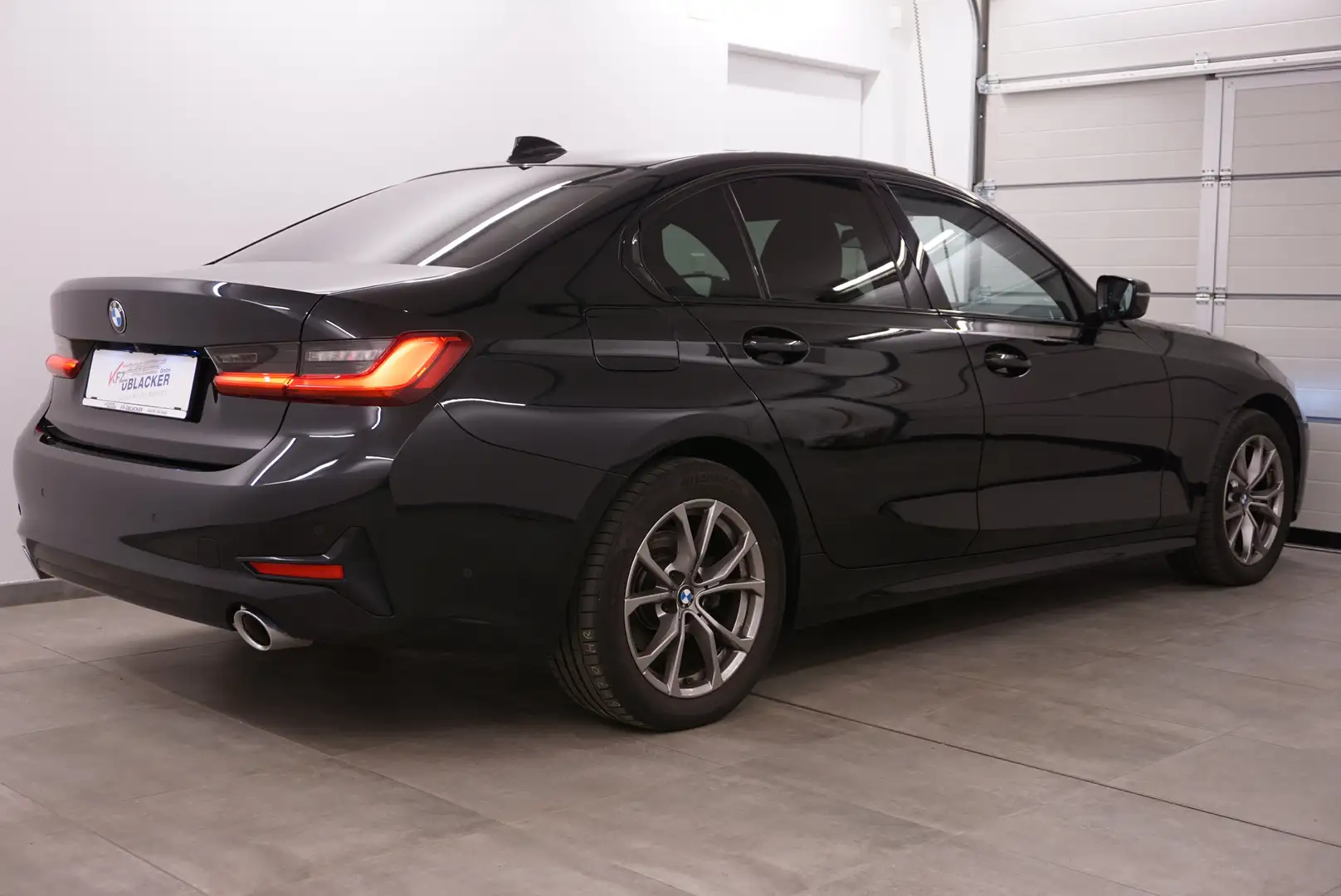 BMW 320 d xDrive// M-Lenkrad// harman/kardon// Schiebedach Schwarz - 2
