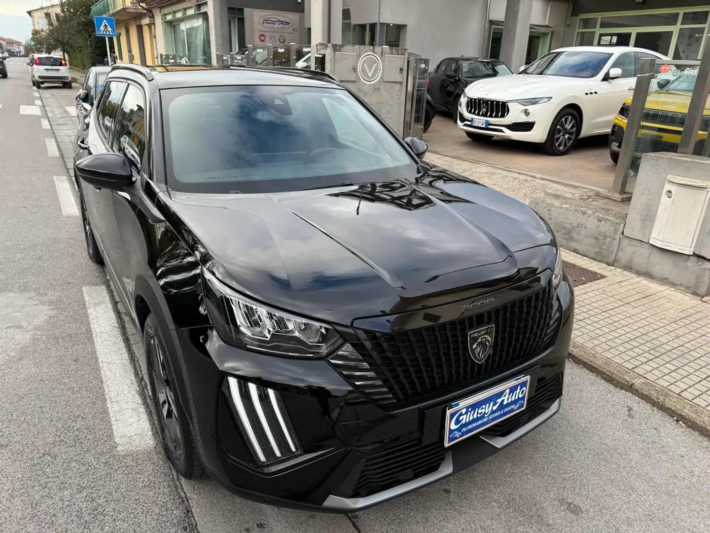 Peugeot 2008 PureTech 100 S&S Allure Schwarz - 1