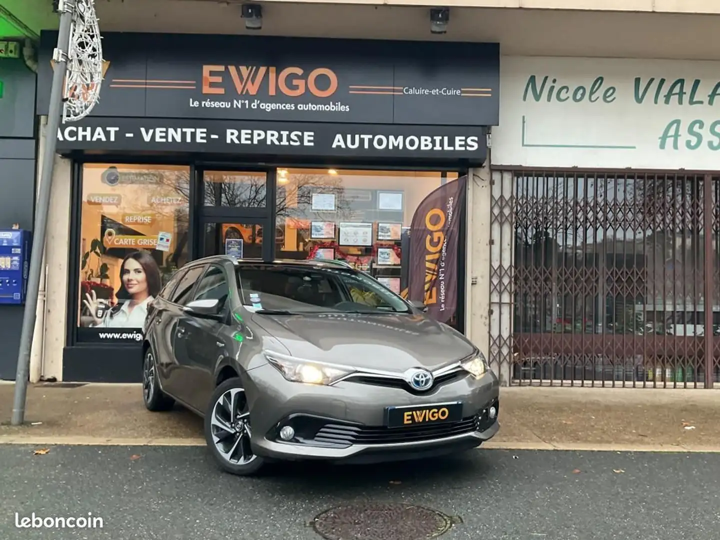 Toyota Auris HSD 136 ch DESIGN TOIT PANORAMIQUE Gris - 1