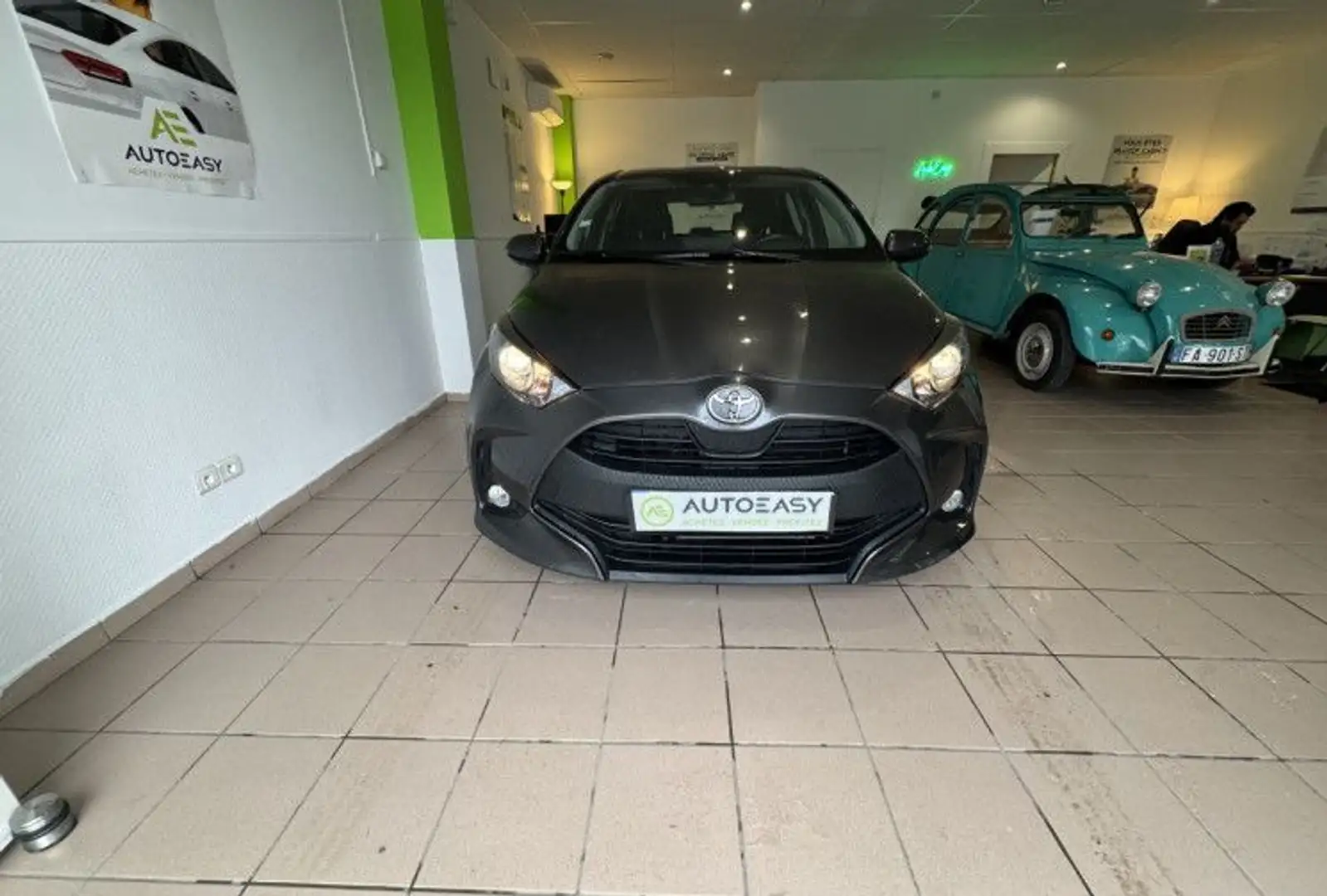 Toyota Yaris 70 VVT-i Dynamic Business 5p MY21 Gris - 2