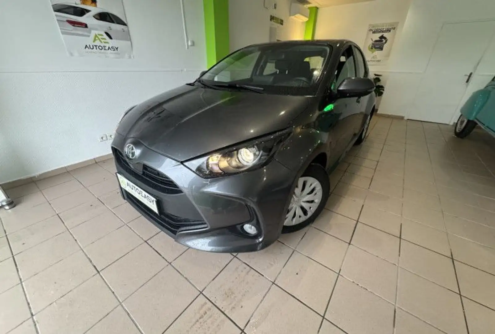 Toyota Yaris 70 VVT-i Dynamic Business 5p MY21 Gris - 1