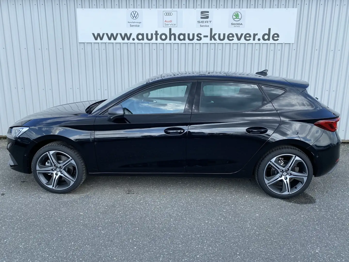 SEAT Leon 2,0 TDI FR DSG Navi+LED+ACC+AHK+Pano+18´´ Чёрный - 2