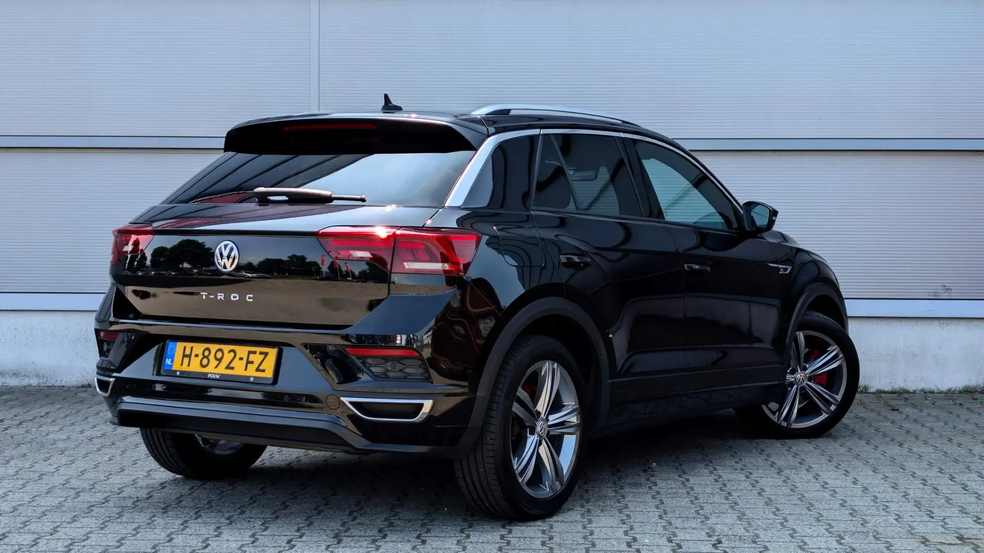 Volkswagen T-Roc 1.5 TSI 150pk Sport Business R | Camera | Elektris Schwarz - 2
