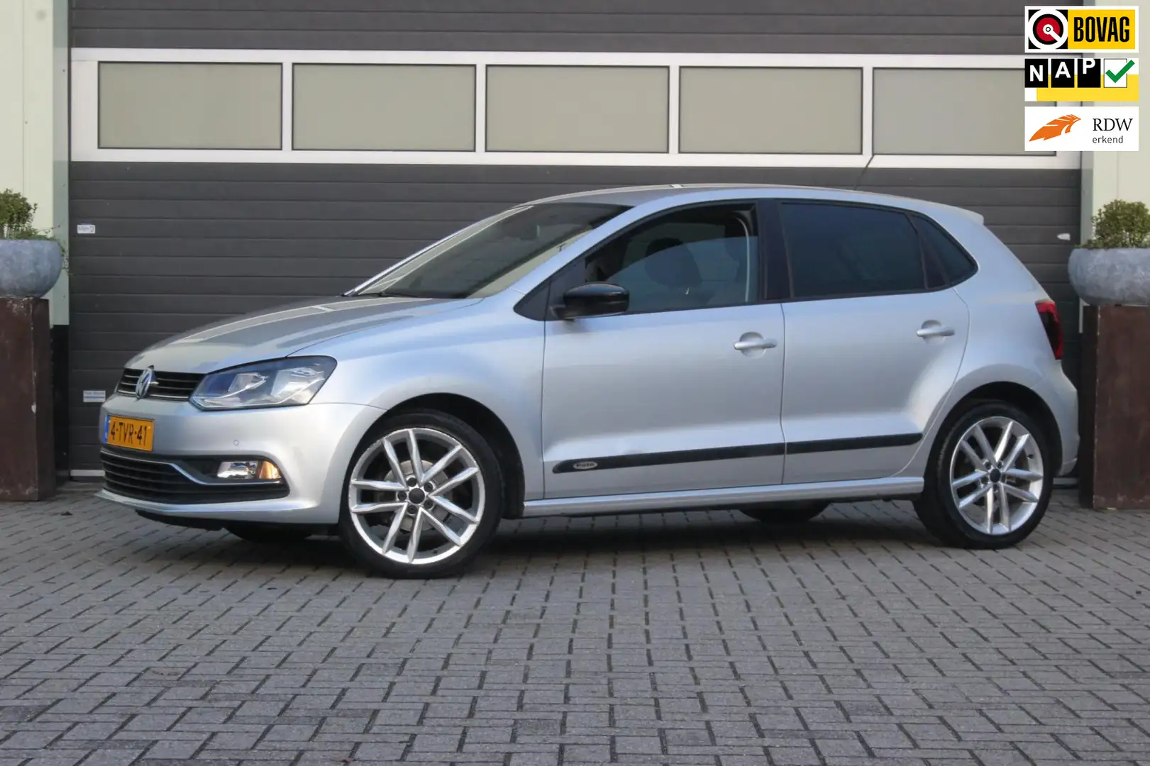 Volkswagen Polo 1.2 TSI First Edition | Trekhaak | Bluetooth Grijs - 1