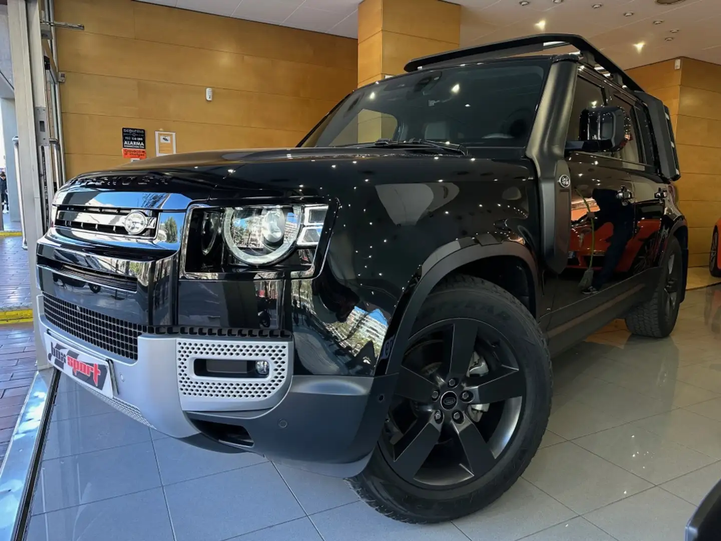 Land Rover Defender 110 3.0D l6 MHEV Hard Top SE AWD Aut. 250 Negro - 1