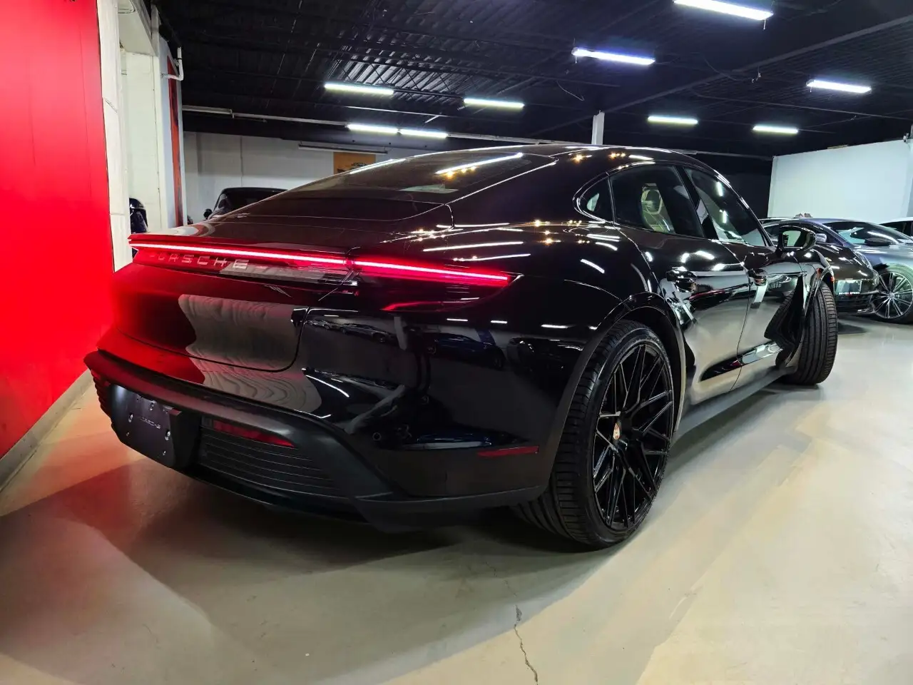 Porsche Taycan снимка Porsche Taycan