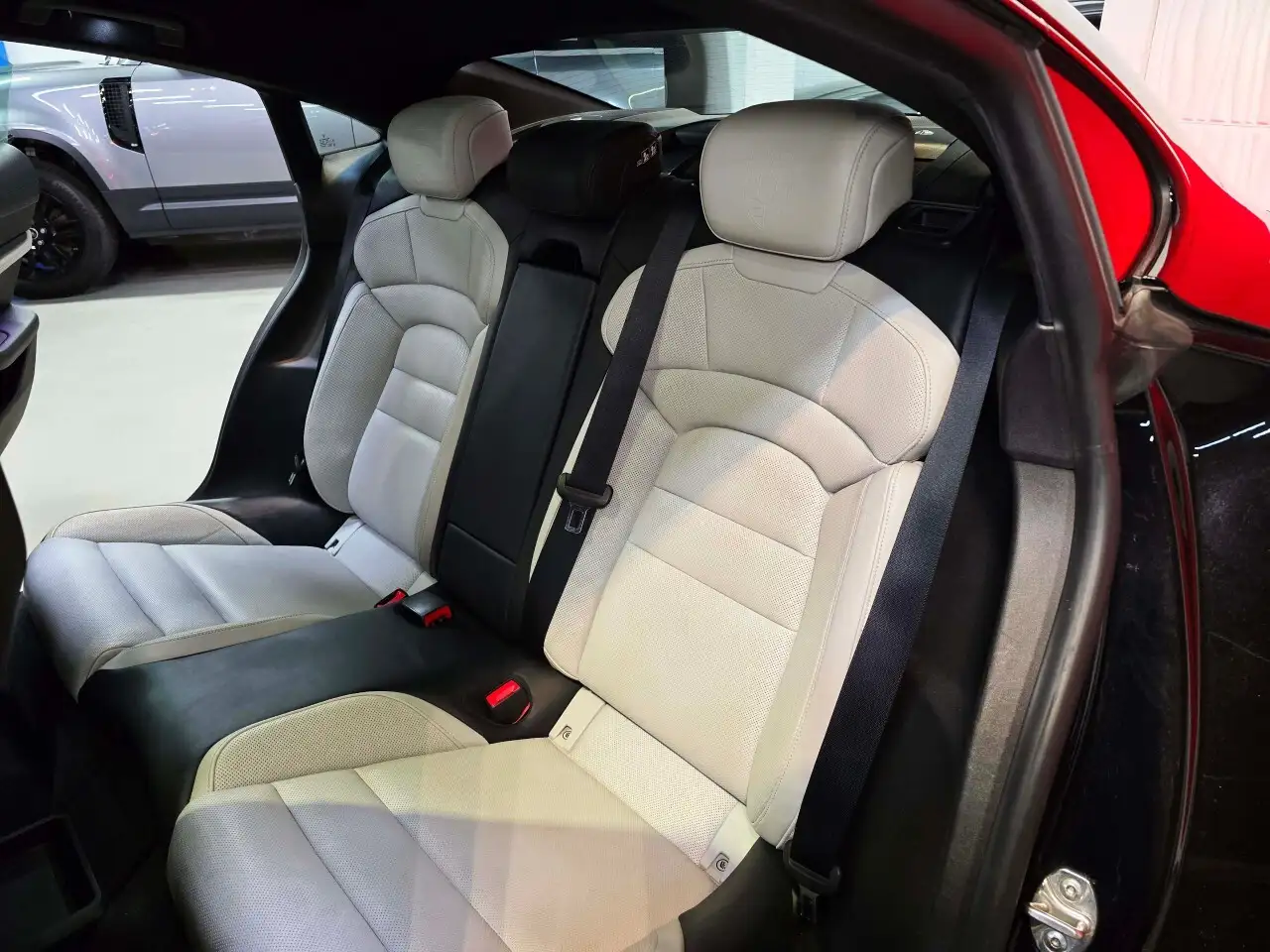 Porsche Taycan снимка Porsche Taycan