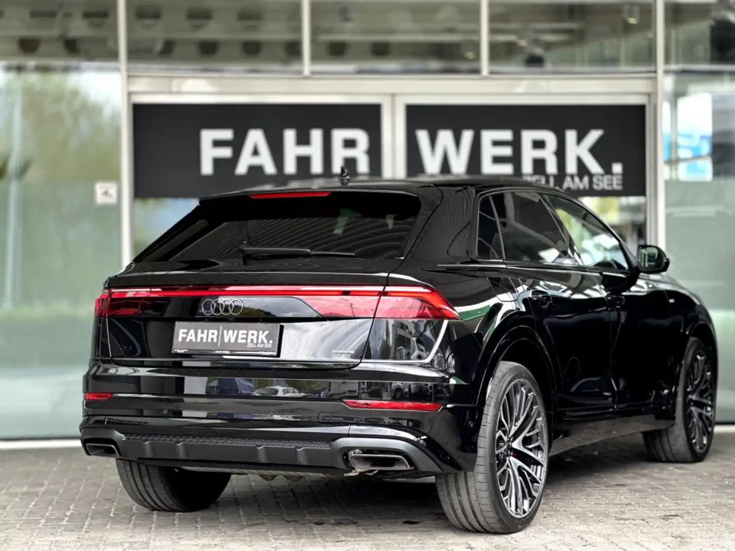 Audi Q8 55 TFSI e quattro *B&O* *AHK* Schwarz - 2