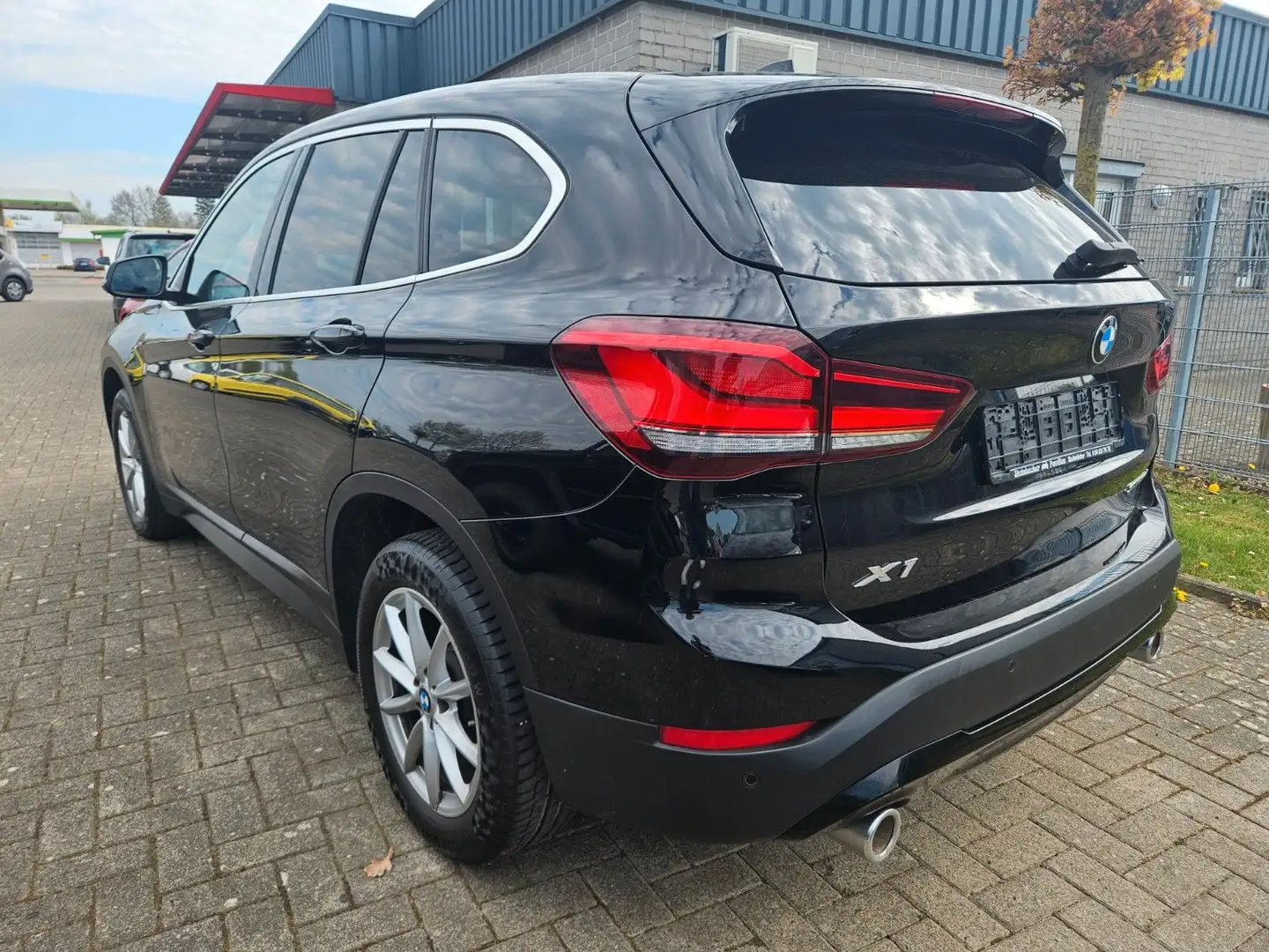 BMW X1 sDrive 18 d HUD PDC NAV LED SHZ AHK Noir - 2