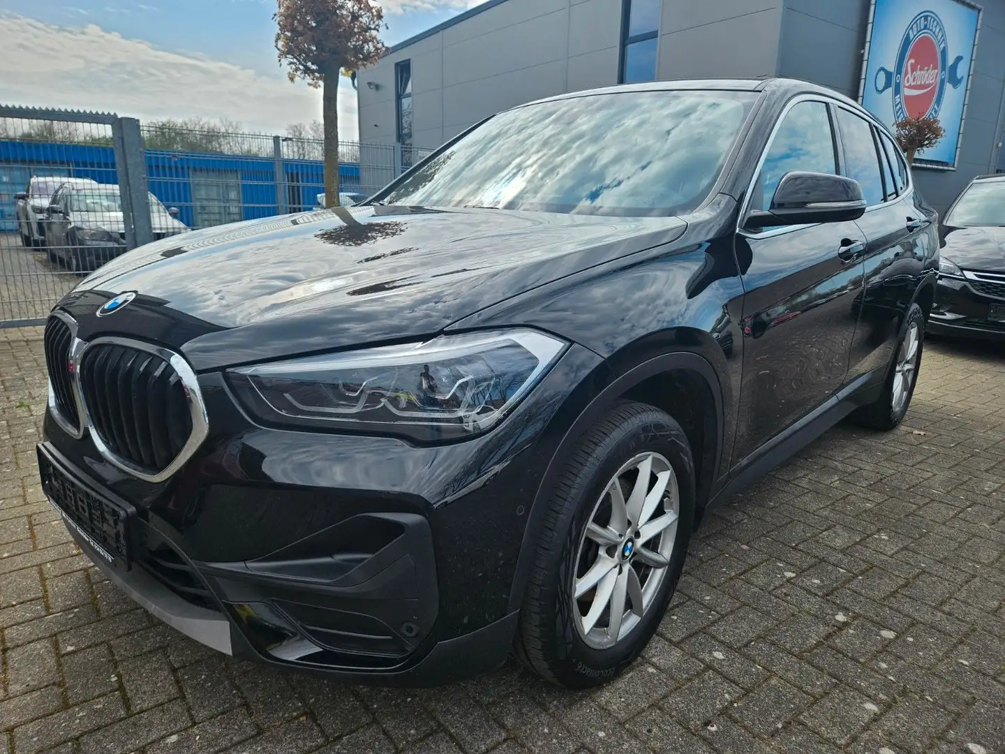 BMW X1 sDrive 18 d HUD PDC NAV LED SHZ AHK Noir - 1