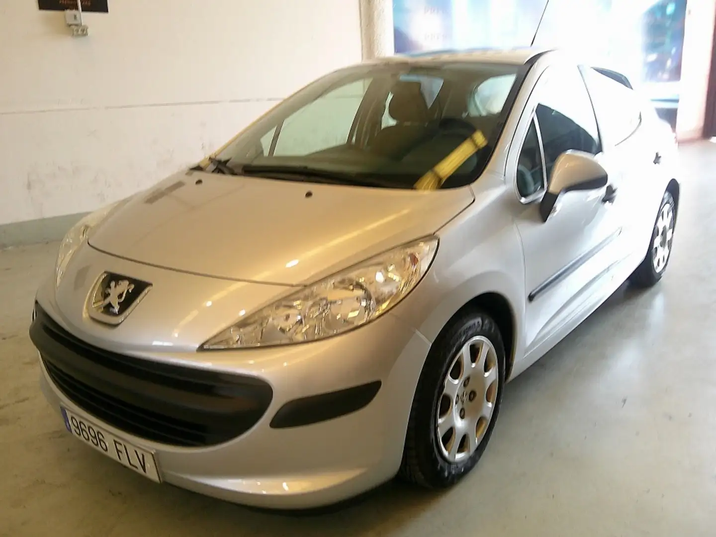 Peugeot 207 1.4HDI Urban Gris - 1