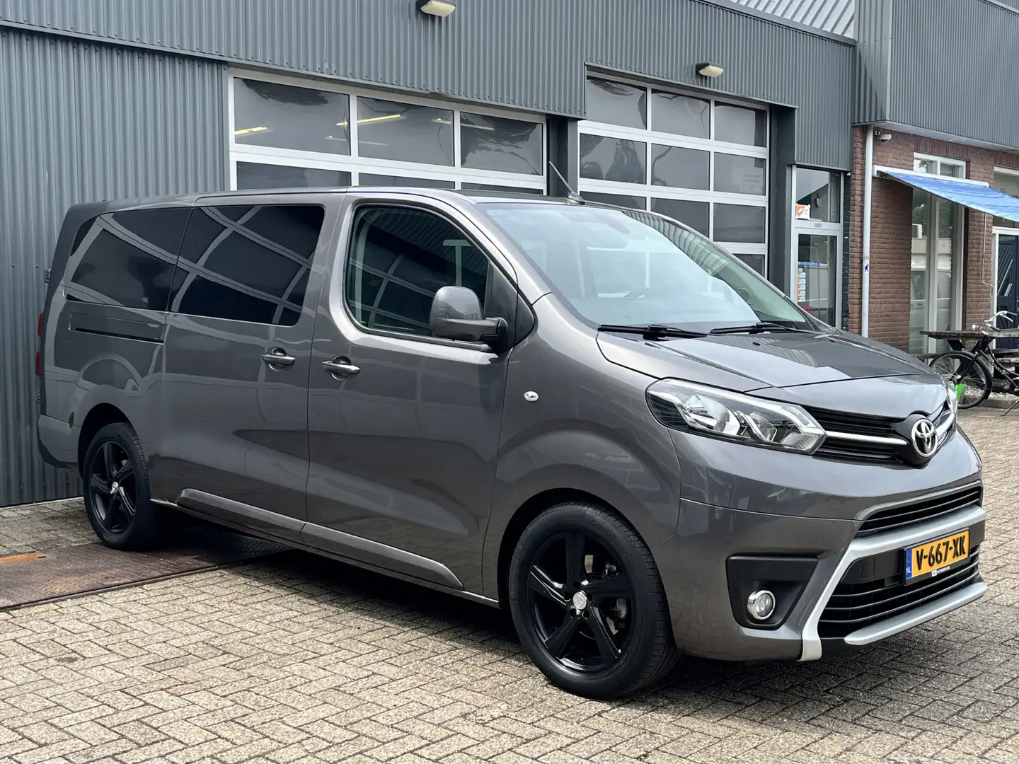 Toyota Proace Long Worker 2.0 D-4D Professional Long DC Airco Cr Grijs - 1