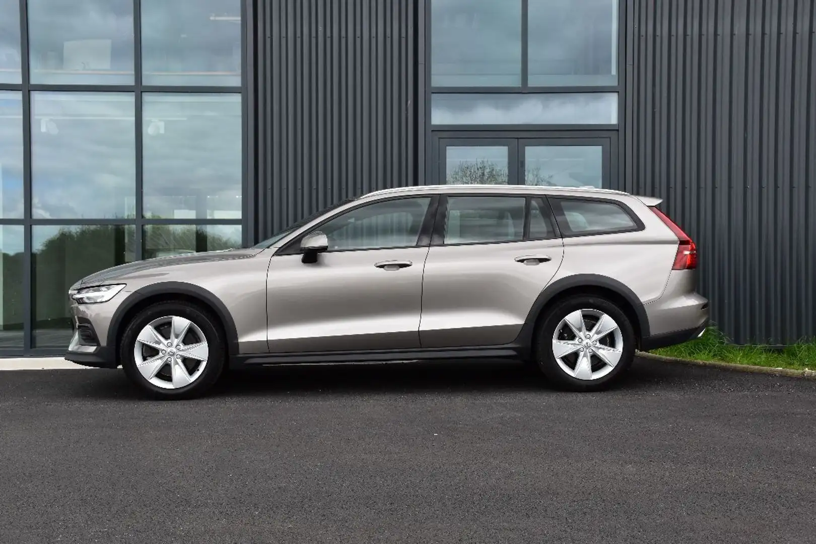 Volvo V60 II CROSS COUNTRY D3 150 PRO GEARTRONIC 8 Bej - 2