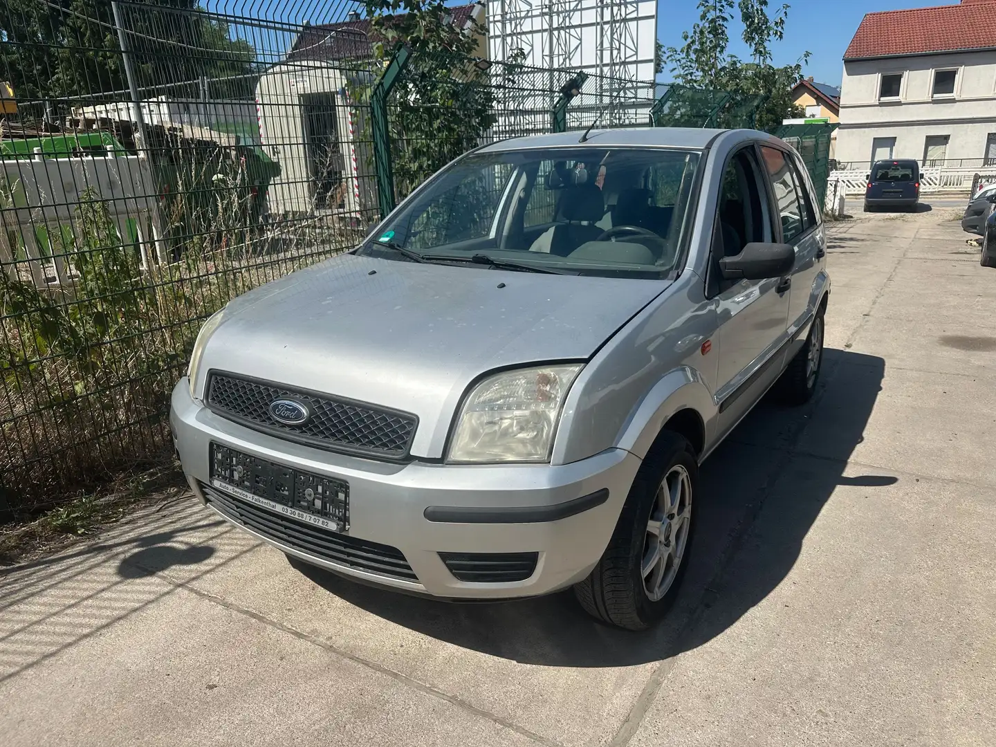 Ford Fusion Ambiente. Automatik getriebe Silber - 2