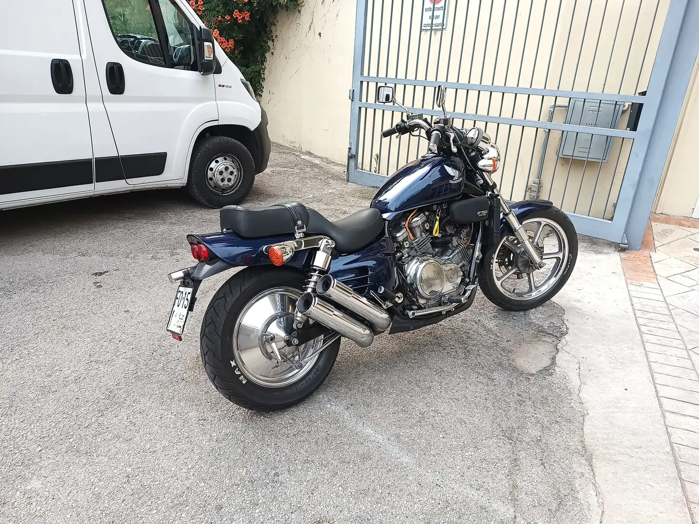 Honda VF 750 Custom RC28 Supermagna FMI Azul - 1