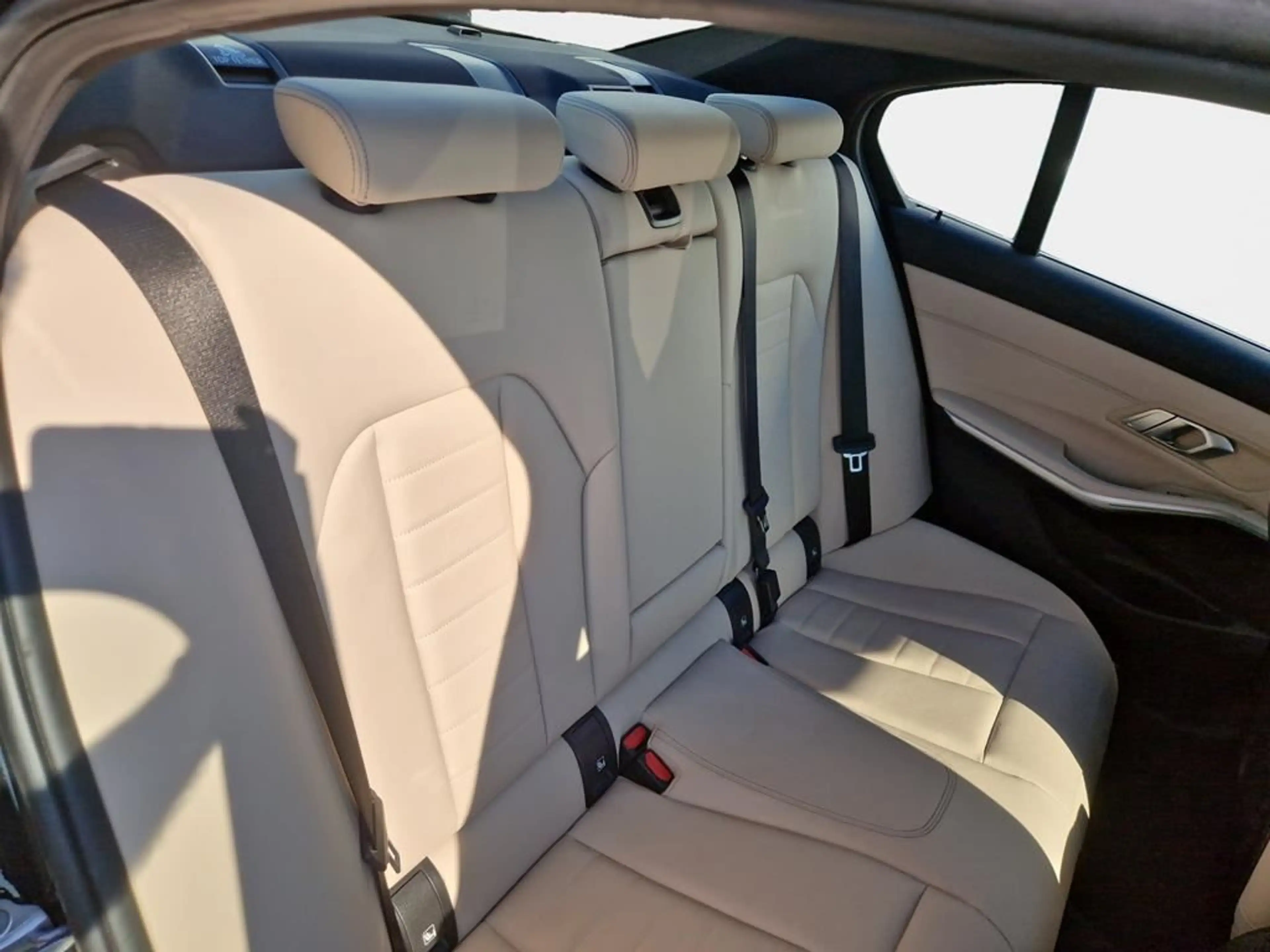 BMW 330 Luxury Line — photo 15