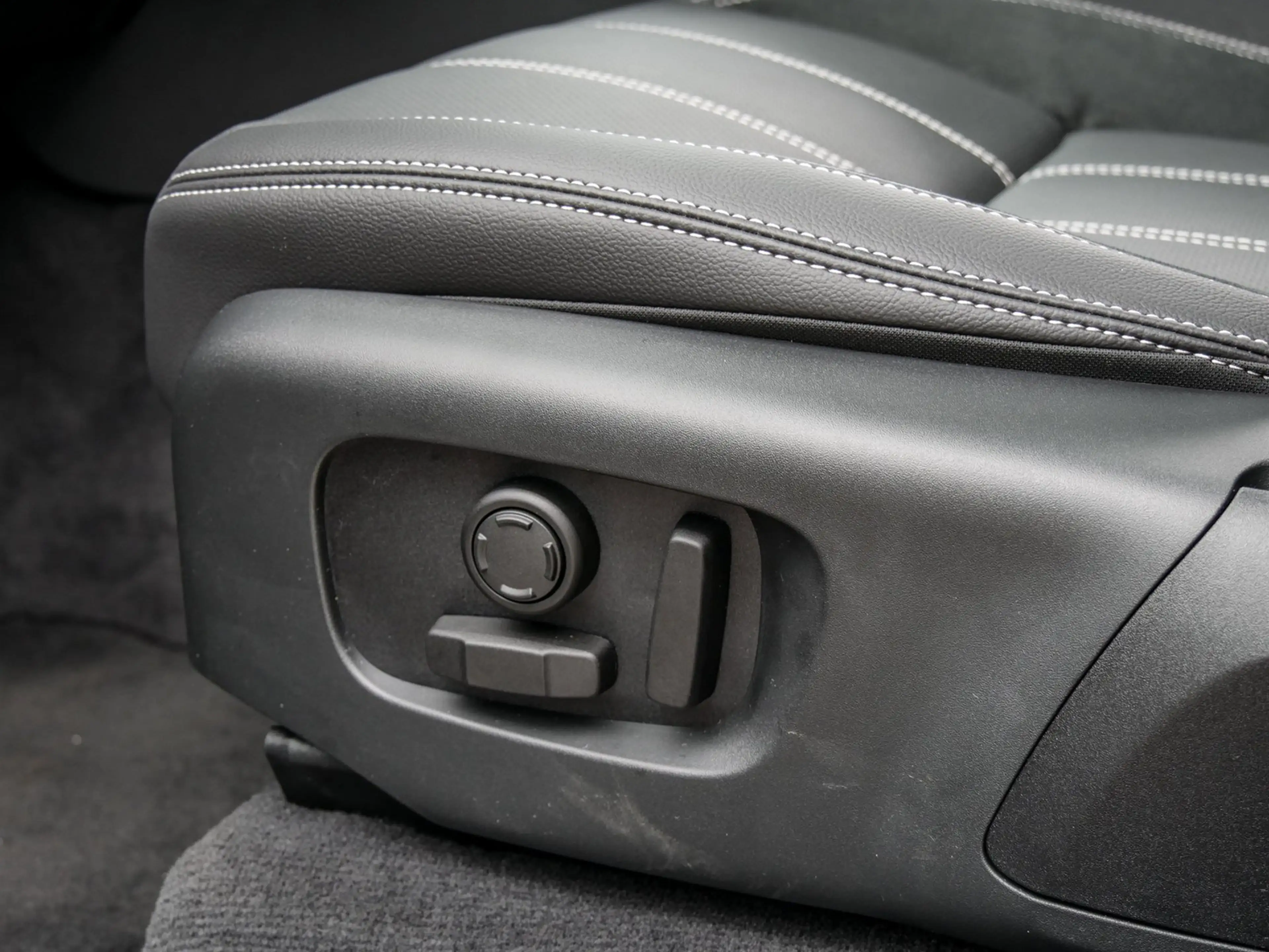 Land Rover Range Rover Velar D300 R-Dynamic SE Black Pack - 22" - Pano - HUD... — photo 10