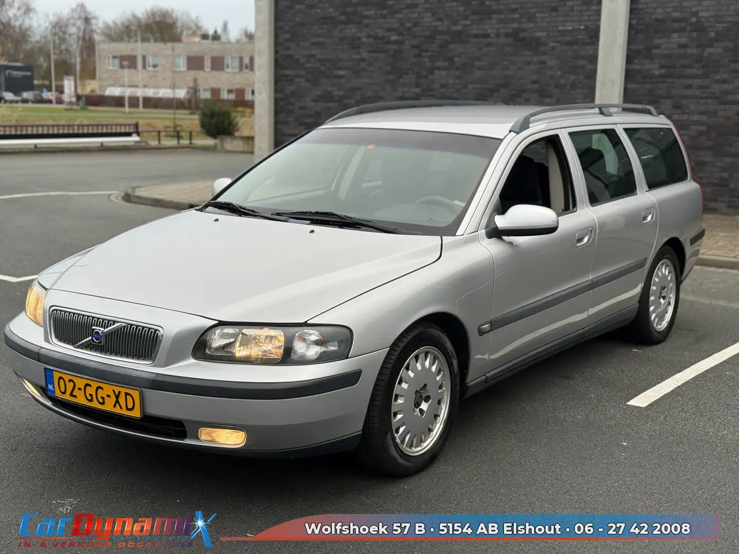 Volvo V70 2.4 Comfort Line | Distr. vv | 2e Eig. | Airco | D Gris - 2