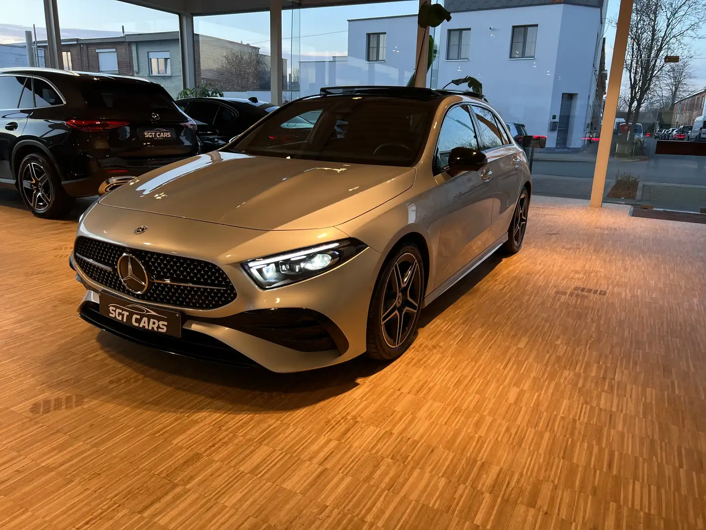 Mercedes-Benz A 180 A 180 7G-DCT Lim. AMG Line Advanced Plus Silber - 2