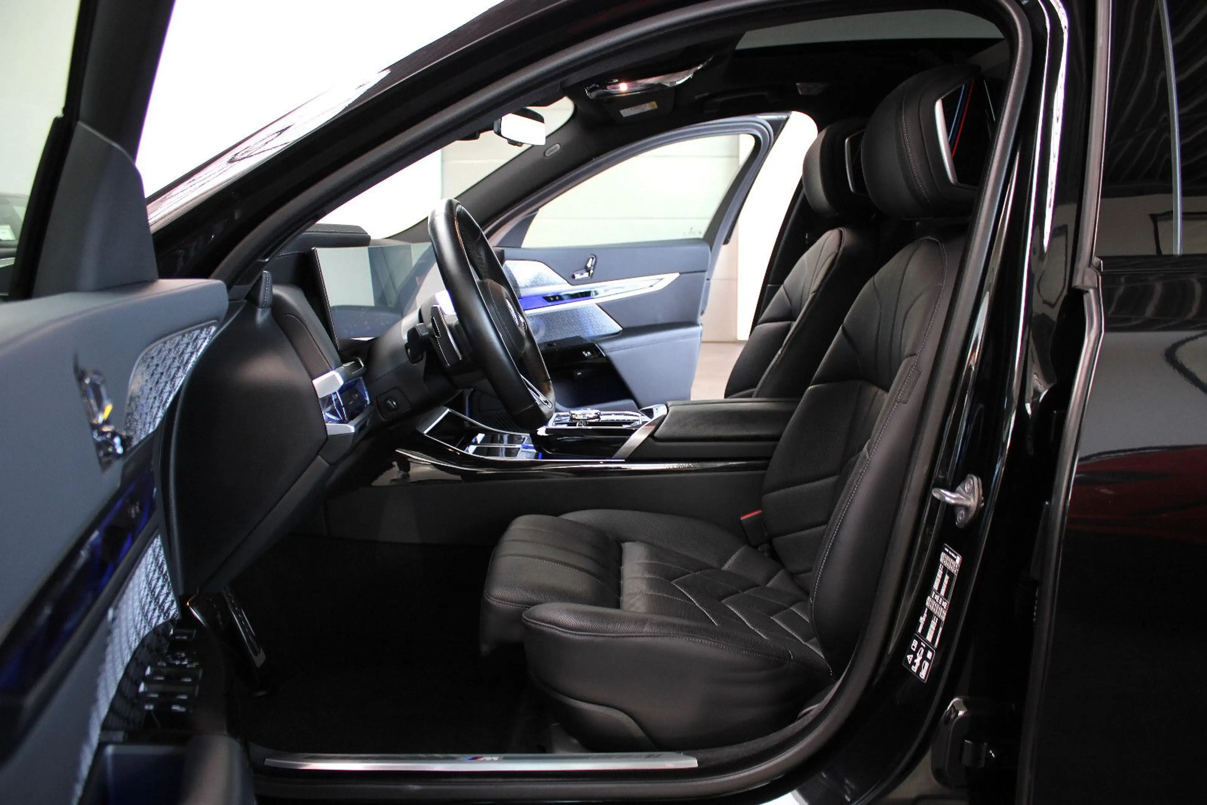BMW 740 D XD *M SPORT PRO* THEATRE/B&W/SKY-LOUNGE/21" — photo 5