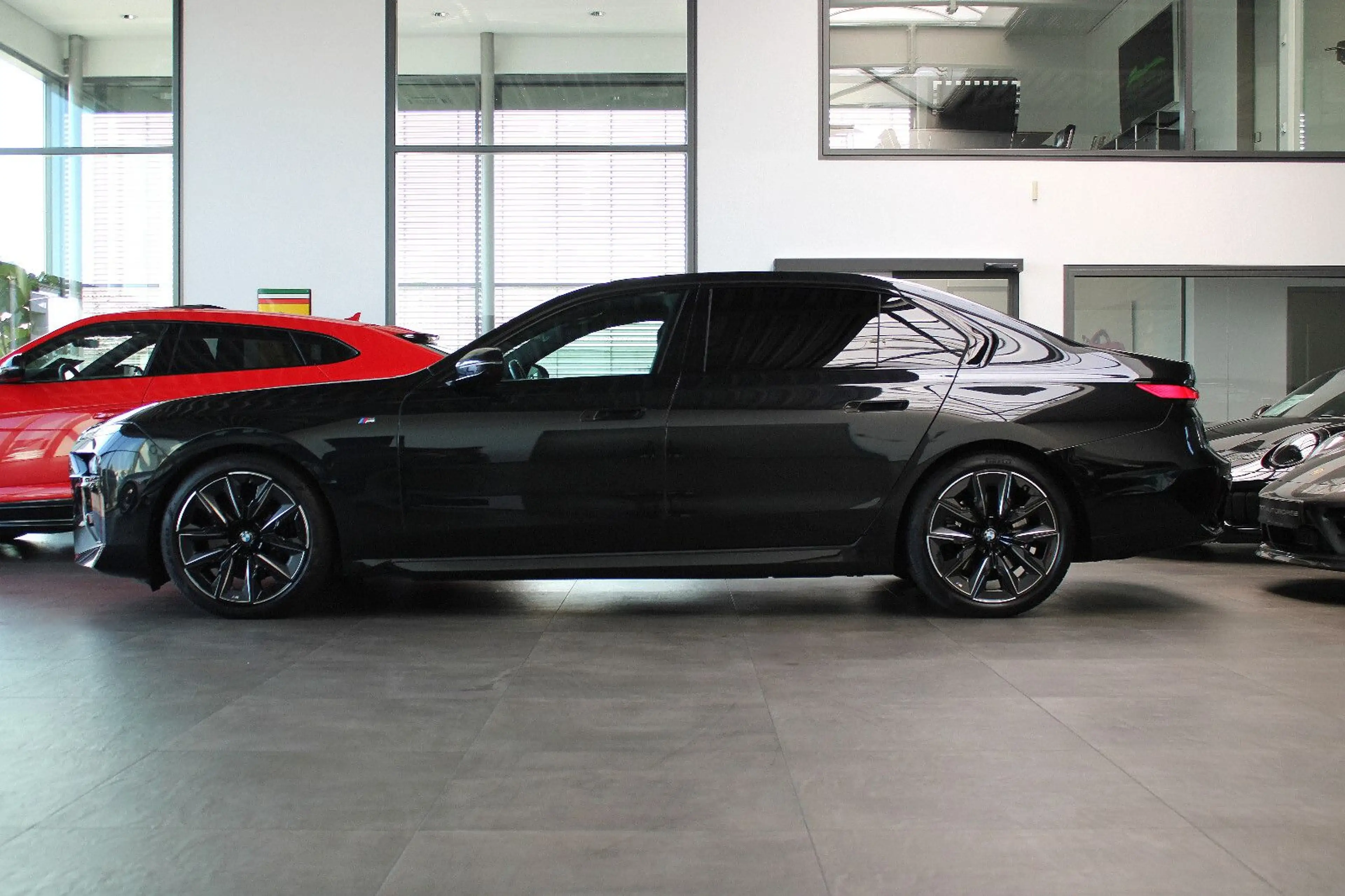 BMW 740 D XD *M SPORT PRO* THEATRE/B&W/SKY-LOUNGE/21" — photo 4