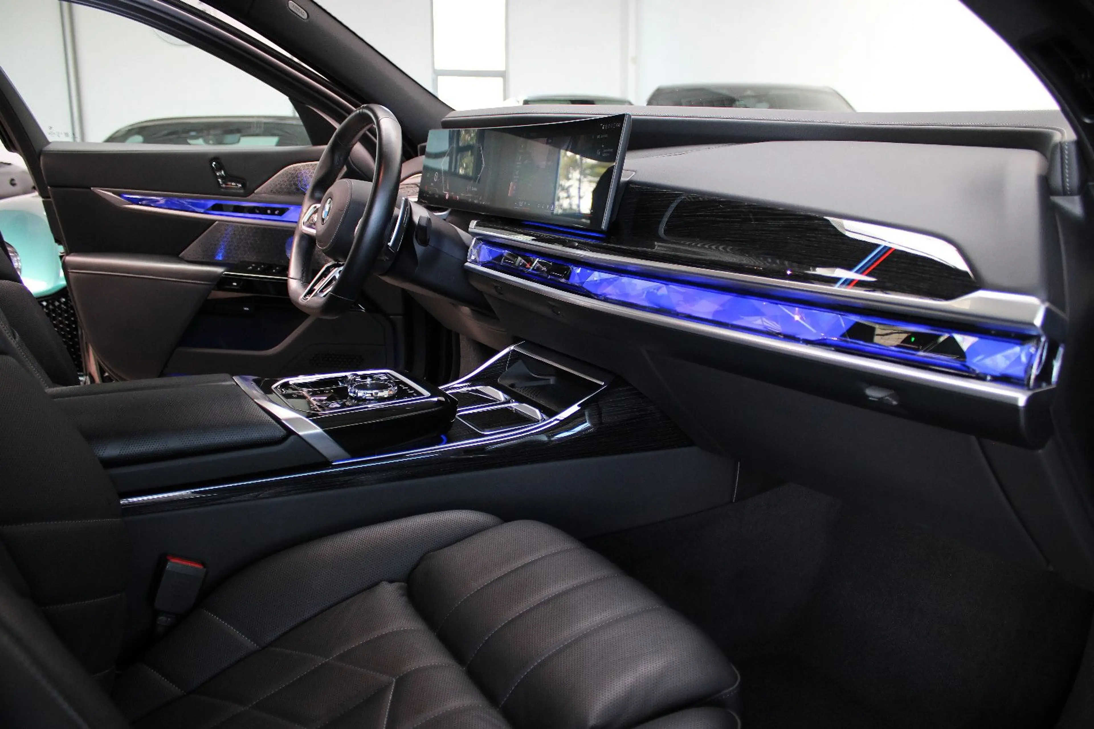 BMW 740 D XD *M SPORT PRO* THEATRE/B&W/SKY-LOUNGE/21" — photo 10